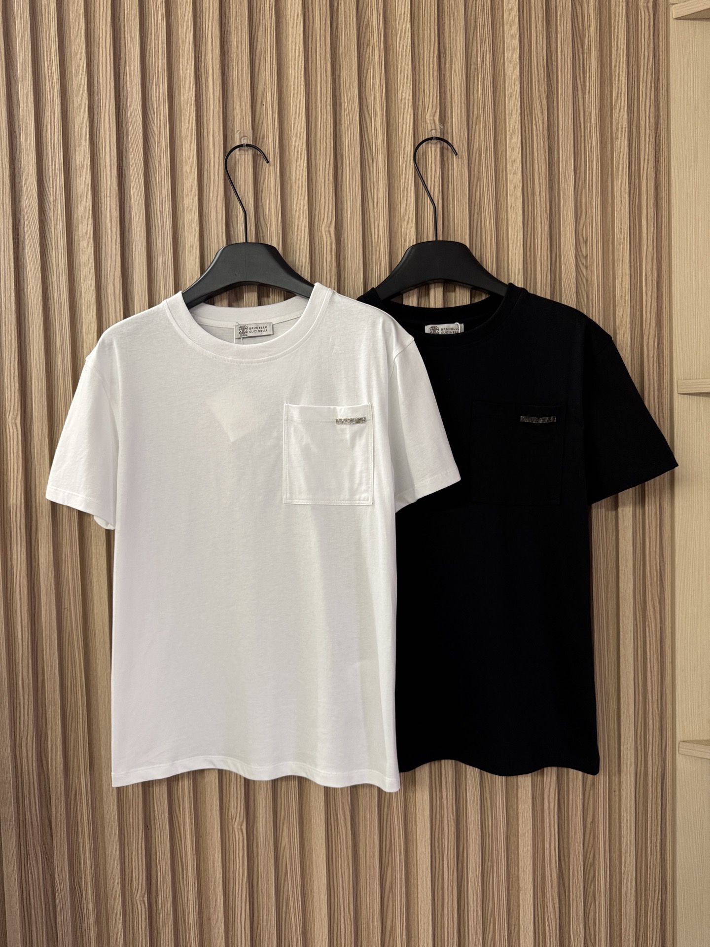 NO:795831,BC 26 new spring and summer style. Minimalist, high-end, long-term, casual and versatile short-sleeved T-shirt with pockets and stitching. It brings a sense of luxury into life. A basic T-shirt can also give you a lazy look. It has pockets and stitching. It hides exquisite detail aesthetics in a low-key manner. It has a minimalist comfortable style without deliberately showing off. With good quality, good fit and fabric, you can wear it calmly and confidently without the blessing of a logo!  Two-color SML,,T-shirt,tees,t-shirt,19860909BC 26春夏新款 口袋缝钻极简高级长期主义休闲百搭短袖T恤,把高级感穿进生活里,一款基础T恤也能穿出慵懒气质感.口袋缝钻,低调里藏着精致细节美学,极简主义的舒适风格,不刻意张扬. 好的品质,好的版型和面料,不需要logo的加持,也能穿出从容和底气！两色SML,,T-shirt,tees，t-shirt,,Women's clothing