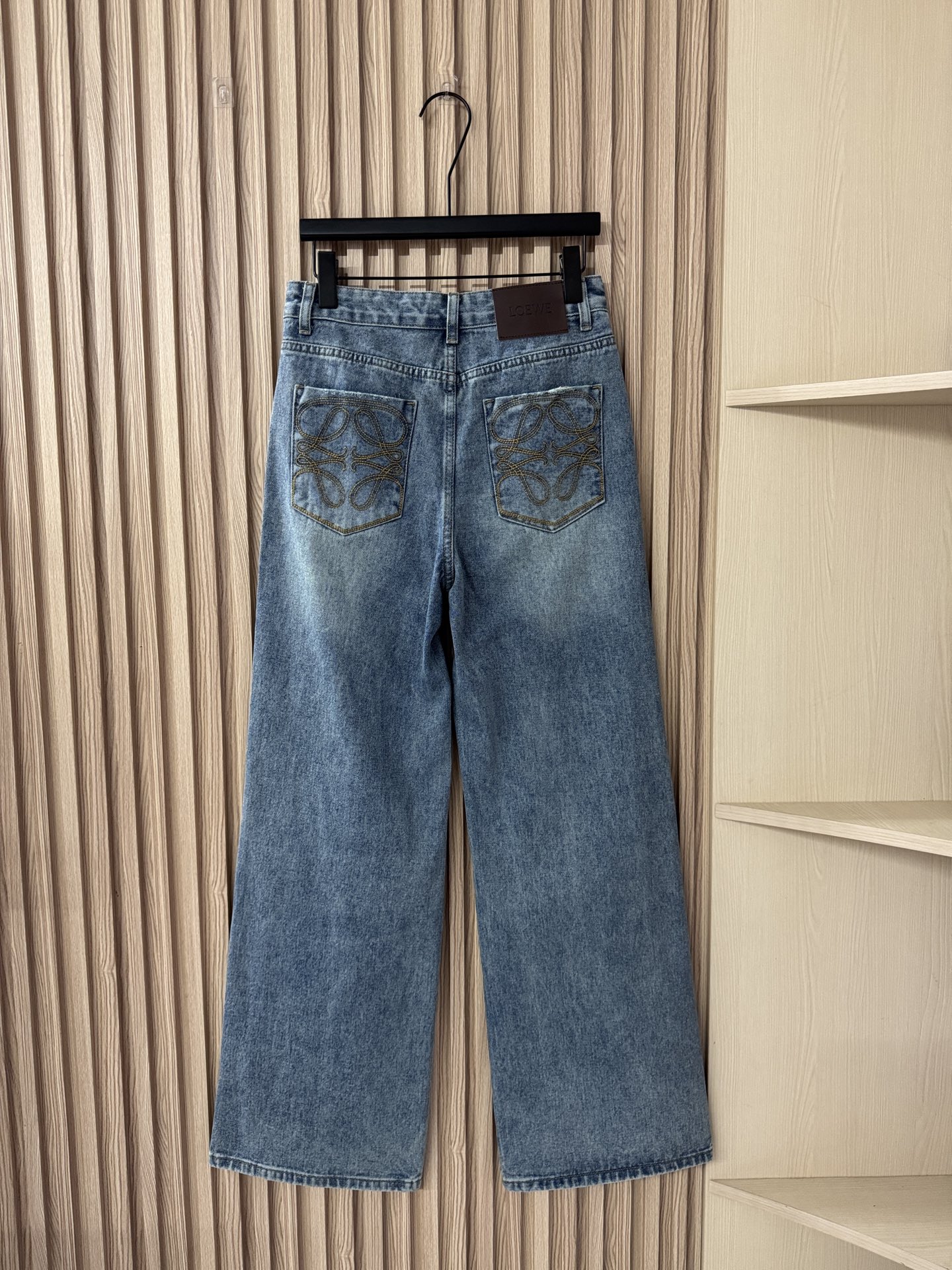 NO:795827,Loewe 26 spring and summer new style straight-leg high-waist slimming and versatile jeans with embroidered back pocket patterns, washed retro light blue, durable and versatile, very tonal, straight-leg wide-leg version hides fat and looks slimming, can be controlled by any leg shape!  Code number SML,,loewe,jeans,19860909Loewe 26春夏新款 后口袋刺绣图案直筒高腰显瘦百搭牛仔裤,水洗复古浅蓝色耐看百搭,很有调性,直筒阔腿版型藏肉显瘦,任何腿型都可以驾驭！码数SML,,loewe,jeans,,Women's clothing