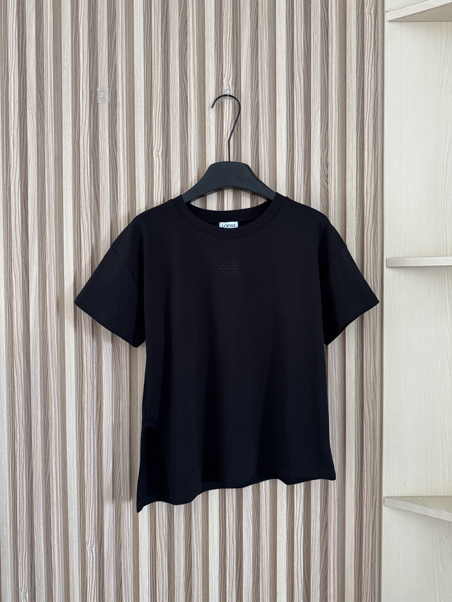 NO:872266,Loewe 26 spring and summer new style short-sleeved T-shirt with irregular hem and slits on the bevel and loose design. Made of finely imitated space cotton fabric, it is smooth and skin-friendly, has a good three-dimensional effect and is full of style!  The slim and loose fit covers the flesh, and the slit at the hem is the finishing touch. The beveled edge design visually lengthens the proportions of the legs!  A simple T-shirt can easily be worn to create a fashionable atmosphere. It is classic and versatile, yet has a sense of design for everyday use!  Two-color SML,,loewe,T-shirt,tees,t-shirt,19860909Loewe 26春夏新款 下摆不规则斜边开衩宽松设计感短袖T恤,精仿太空棉的面料,顺滑亲肤柔软, 立体感好,造型感十足！显瘦宽松版型很遮肉,下摆的开衩是点睛之笔,斜边设计,视觉上拉长腿部比例！简单的T恤也能轻松穿出时髦氛围感,经典百搭之神,又日常又有设计感！两色SML,,loewe,T-shirt,tees，t-shirt,,Women's clothing