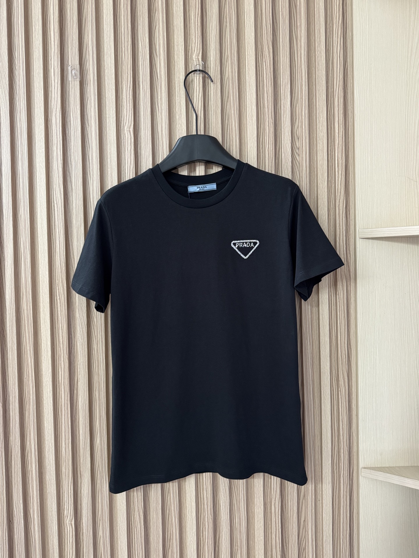 NO:855934,Prada 26 new spring and summer style loose casual thin short-sleeved T-shirt with hot diamond letters. Simple hot diamond letters. Classic and versatile. Pure cotton breathable fabric. Sweat-absorbent, comfortable, soft and easy to wear. Loose regular fit. Not picky. Two-color SML, prada, T-shirt, tees, t-shirt,19860909Prada 26春夏新款 字母烫钻宽松休闲薄款短袖T恤 简约烫钻字母 经典百搭 纯棉透气面料 吸汗舒适柔软好穿 宽松常规版型 不挑人 两色SML,,prada,T-shirt,tees，t-shirt,,Women's clothing
