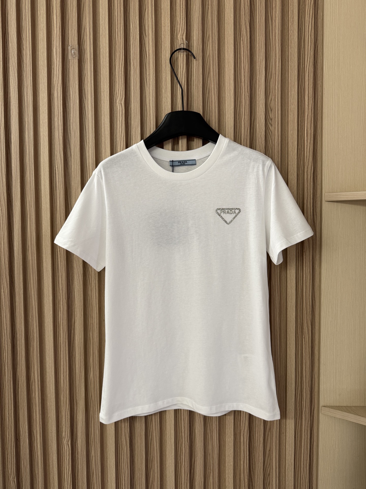 NO:855924,Prada 26 new spring and summer style loose casual thin short-sleeved T-shirt with hot diamond letters. Simple hot diamond letters. Classic and versatile. Pure cotton breathable fabric. Sweat-absorbent, comfortable, soft and easy to wear. Loose regular fit. Not picky. Two-color SML, prada, T-shirt, tees, t-shirt,19860909Prada 26春夏新款 字母烫钻宽松休闲薄款短袖T恤 简约烫钻字母 经典百搭 纯棉透气面料 吸汗舒适柔软好穿 宽松常规版型 不挑人 两色SML,,prada,T-shirt,tees，t-shirt,,Women's clothing