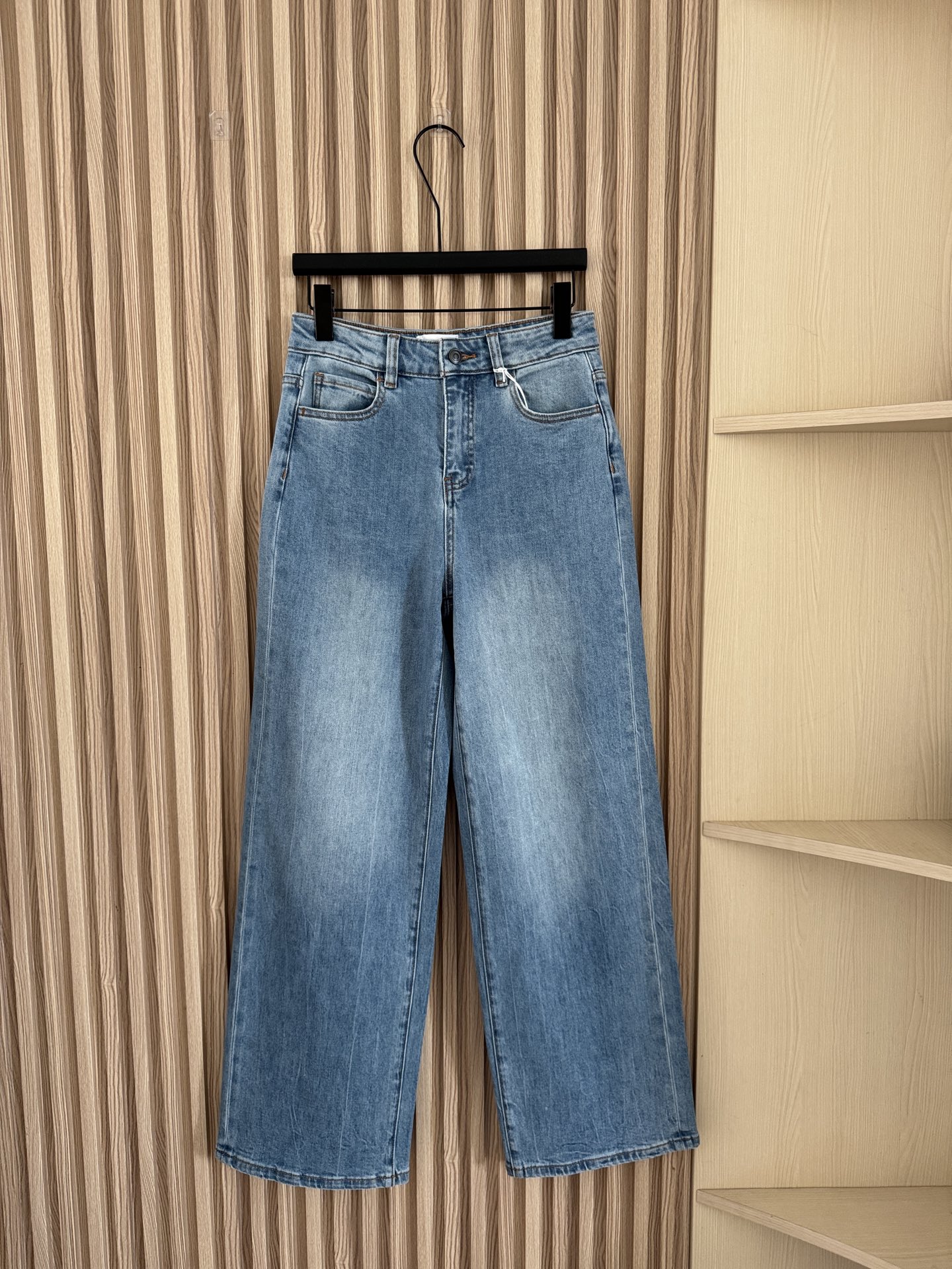 NO:801316,The Row's 26 spring and summer new style, Wang Zha's new jeans are highly recommended. They are beautiful sky blue with washed scratches. They are simple and extremely high-end straight-leg versatile casual denim trousers. Whether it is color or fabric, they are top-notch jeans and a must-have!  The fabric has a little bit of micro-elasticity and is very comfortable on the upper body without being pinched. It has a high-quality cotton feel and has a good drape and is not easily deformed. It is definitely a good partner for daily wear. It will look great with just a short-sleeved T-shirt!  Size 24-30,,jeans,shirts,T-shirt,tees,t-shirt,19860909The Row 26春夏新款 强烈推荐的王炸新款牛仔裤,绝美天蓝色配上水洗抓纹,简约极致的高级大气的直筒百搭休闲牛仔长裤,不管是颜色还是版型面料方面,都是超顶的一款牛仔裤,必入的一款！带一点点微弹力的面料,上身很舒服不勒肉,棉感的高品质,垂感很好不易变形,绝对日常穿搭的好搭档,随便搭个短袖T恤衬衫都好好看！码数24-30,,jeans,shirts,T-shirt,tees，t-shirt,,Women's clothing