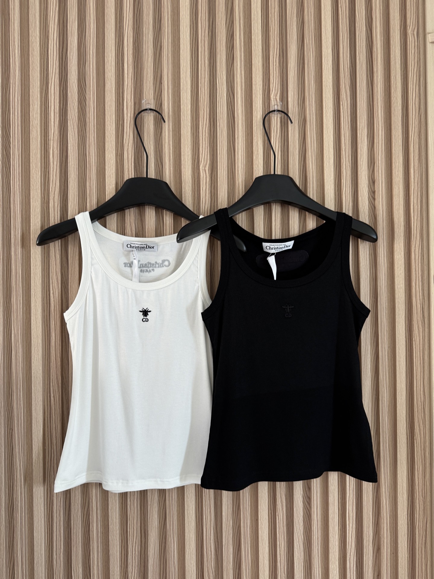 NO:872290,DIOR 26 new summer style is a hot-selling elastic vest with letter logo embroidery and threads. It is a vest worn by many celebrity bloggers. It is very versatile and can be elegant, old-money or casual!  Easily wear a variety of matching styles!  Elastic threaded fabric, comfortable and non-restrictive!  It can be worn alone in spring and summer, and it is also very advanced as an inner layer in autumn and winter!  Two-color SML,,dior,19860909DIOR 26夏季新款 大爆款字母logo刺绣螺纹弹力背心,超多明星博主都在穿的背心 非常百搭,可优雅老钱大气 亦可休闲百搭！轻松穿出多种搭配风格！弹力螺纹面料 贴身舒服无束缚！春夏可以单穿,秋冬做内搭也很高级！两色SML,,dior,,Women's clothing