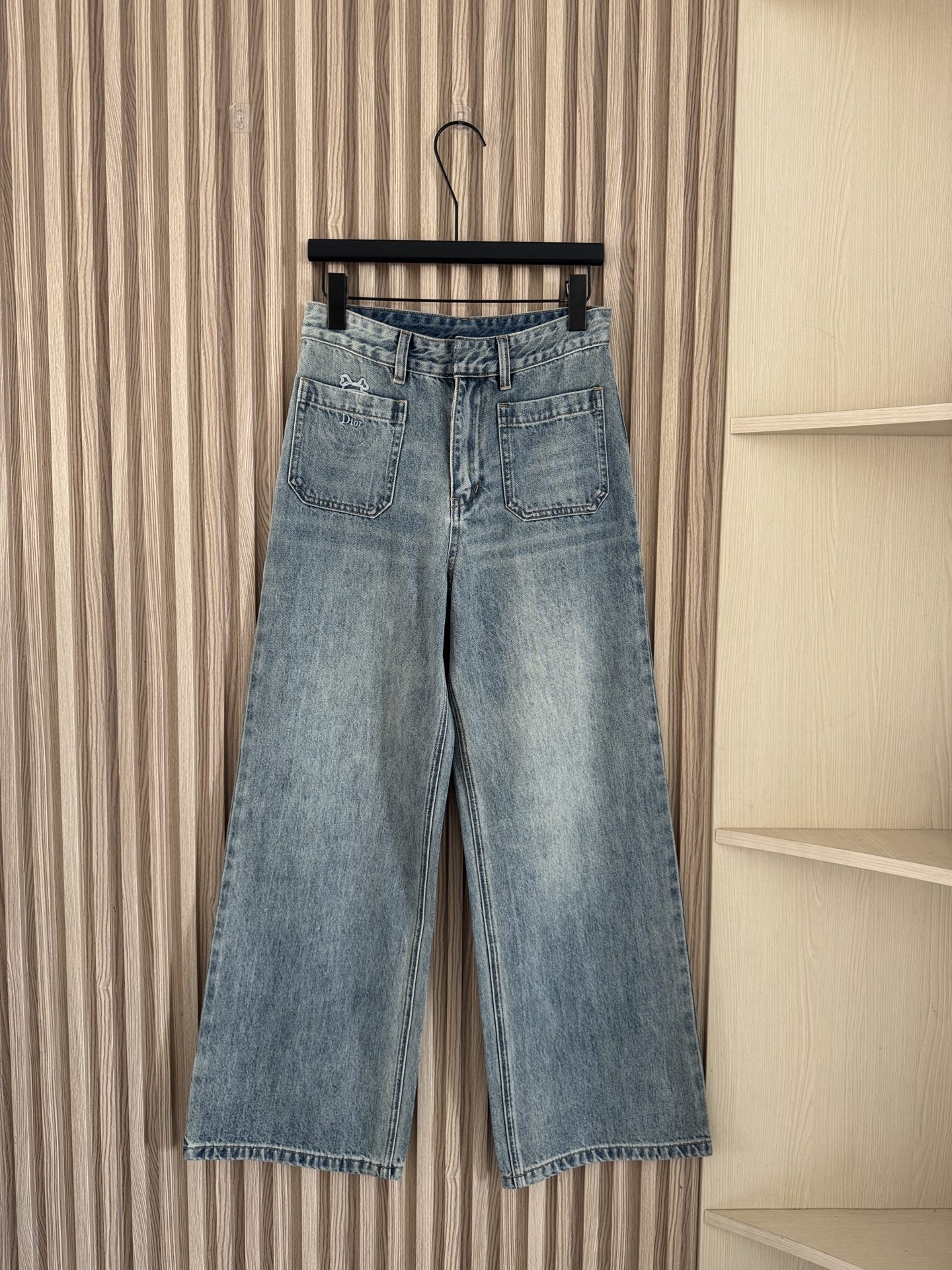 NO:872274,Dior 26 new summer style retro washed distressed color small bow embroidered straight-leg all-match jeans, very special color!  The small circle bow embroidery is very delicate!  The double pockets are the signature design of the D family, and the straight style is great!  The fabric drape well!  Feel free to enter!  Code number SML,,dior,dior,jeans,19860909Dior 26夏季新款 复古水洗做旧色小蝴蝶结刺绣直筒百搭牛仔裤,很特别的颜色！小圆圈蝴蝶结刺绣十分精致！双口袋是D家的标志性设计,直筒版型很赞！面料垂感好！放心入！码数SML,,dior,dior,jeans,,Women's clothing