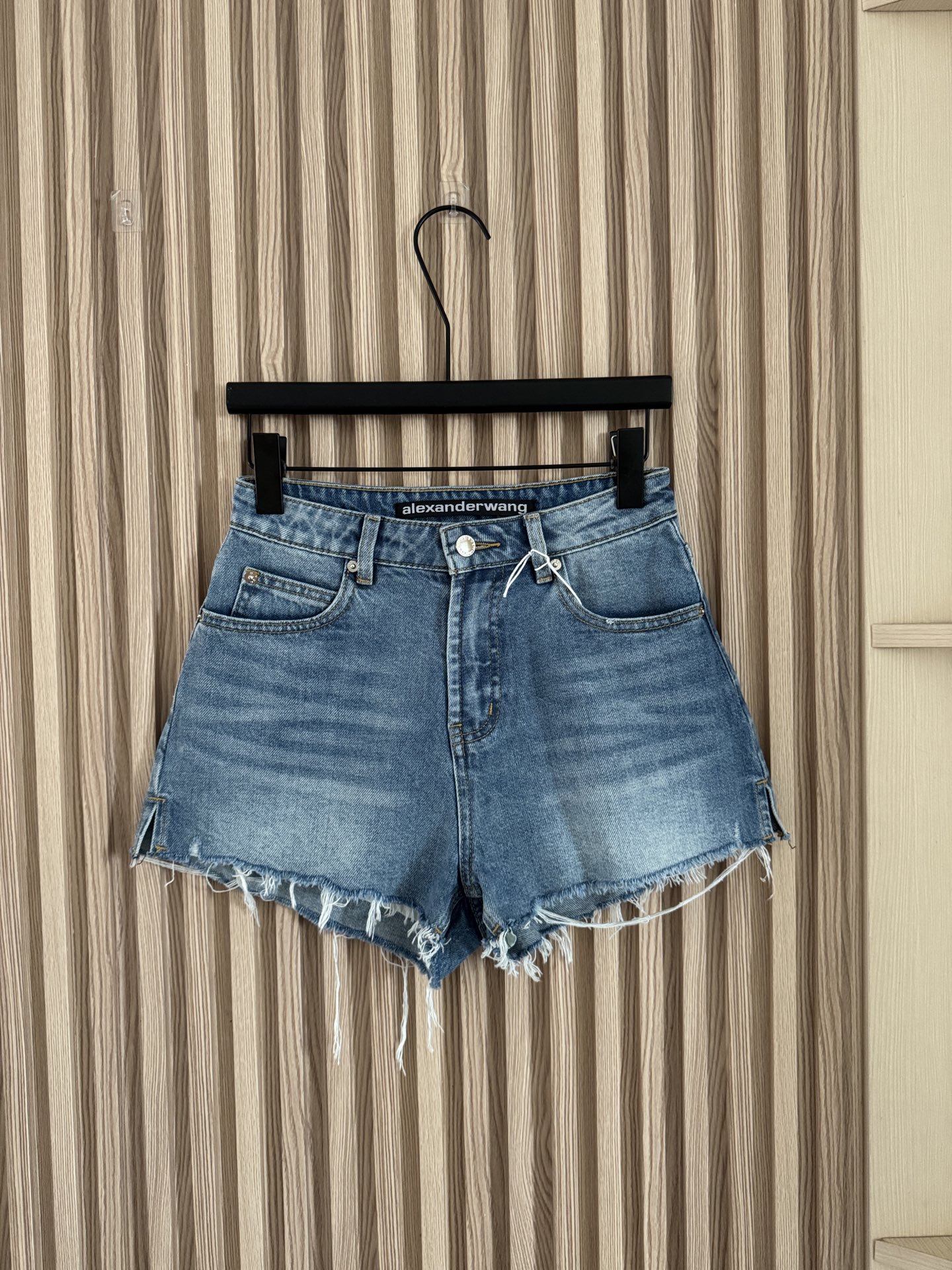 NO:843450,Alexanderwang 26 spring and summer new style raw edge shorts with holes in the back pocket and laminated three-dimensional letters, a denim shorts with a sense of design. The raw edge design adds a fashionable element, and the A-line version has slits on the trouser legs to make your legs look slimmer and longer!  The difference from the regular version is that the back panel is lined, making it more comfortable!  Code number 32-44,,shorts,19860909Alexanderwang 26春夏新款 后口袋破洞压胶立体字母毛边短裤,很有设计感的一款牛仔短裤 毛边设计 增添时髦元素,A字版型 裤脚开衩 显瘦显腿长！区别普通版本 后幅加了内衬 舒适度UP！码数32-44,,shorts,,Women's clothing