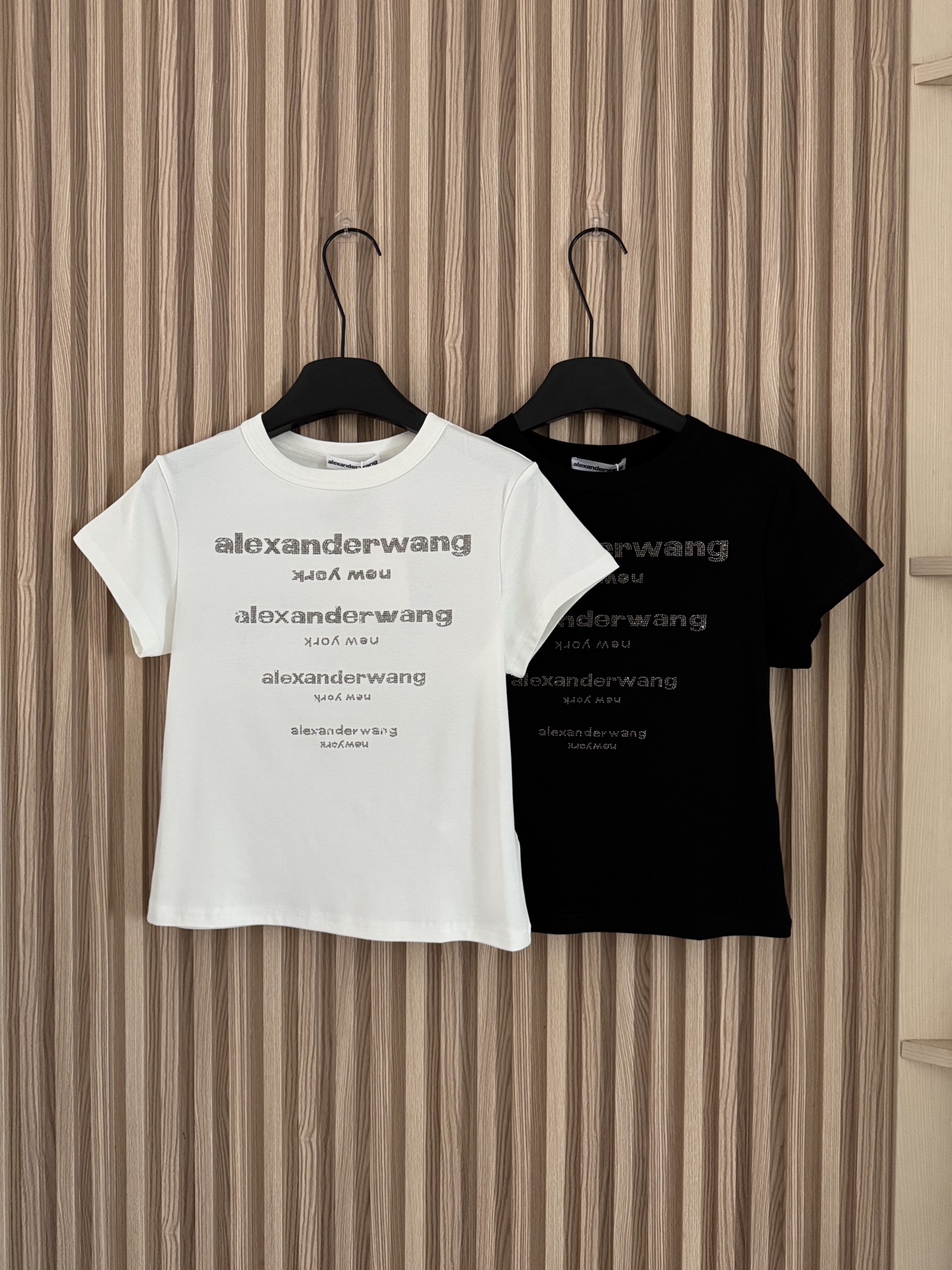 NO:842625,Alexanderwang 26 new summer style short-sleeved T-shirt with rows of hot diamond letters. The design of Alexanderwang is always eye-catching. It is easy to play with hot diamond elements, high-end and not vulgar!  Thin elastic and breathable fabric, an eye-catching must-have fashionable item in summer, slim-fitting but not tight, covering the flesh and making you look slimmer, modifying the figure and presenting a perfect waistline!  Just the right length without exposing the navel and elongating the proportions of the lower body!  Two-color SML,,alexander wang,T-shirt,tees,t-shirt,19860909Alexanderwang 26夏季新款 排排烫钻字母短袖T恤,大王的设计总是让人眼前一亮的感觉,特别抓眼,玩转烫钻元素游刃有余,高级且不庸俗！薄款弹力透气面料 夏季吸睛必备时髦单品,修身但不紧身 遮肉显瘦 修饰身材 呈现完美腰线轮廓！恰到好处的长度 不露肚脐 拉长下身比例！两色SML,,alexander wang,T-shirt,tees，t-shirt,,Women's clothing