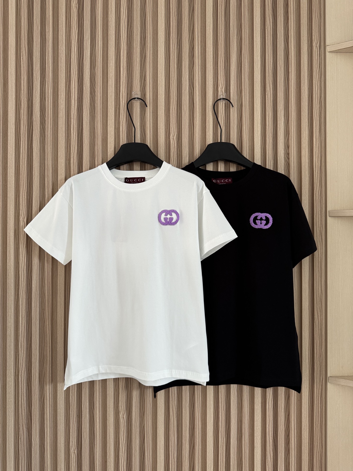 NO:843446,Gucci 26 new summer style. Exquisite high and low slits, full of details. Purple label double G short-sleeved T-shirt, straight shoulder cut, exquisite high and low slits on the hem, breaking the monotony of conventional T-shirts. Purple three-dimensional towel embroidered letters, touchable texture, full of recognition. Two-color SML,,gucci,T-shirt,tees,t-shirt,19860909Gucci 26夏季新款 精致高低开叉,细节感拉满 紫标双G短袖T恤,正肩剪裁,下摆做了精致高低开叉,打破常规T恤的单调,紫色立体毛巾绣字母,摸得到的质感,辨识度拉满 两色SML,,gucci,T-shirt,tees，t-shirt,,Women's clothing