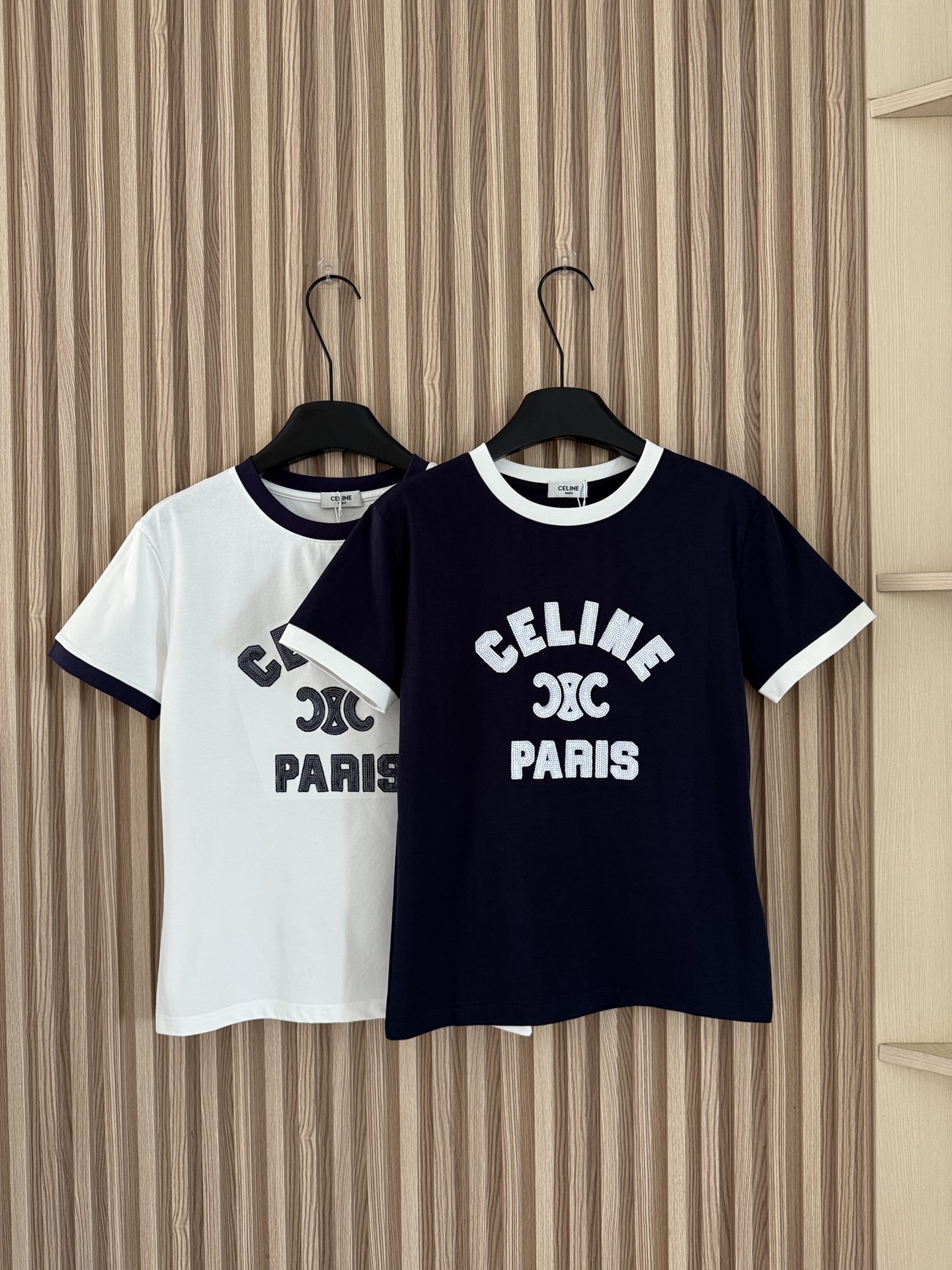 NO:842664,Celine 26 new summer model, sequin embroidered logo, super shiny, super beautiful, casual and versatile short-sleeved T-shirt, embroidered sequins are particularly beautiful in blingbling under the sun, white and navy blue are good-looking, CE classic color matching, Korean fashionable and versatile, high-end and durable!  Two-color SML,,celine,T-shirt,tees,t-shirt,19860909Celine 26夏季新款 亮片刺绣logo 超闪超美休闲百搭短袖T恤,刺绣亮片阳光下blingbling的特别美,白色藏青色都好看 ,CE经典配色 韩系时髦百搭 高级耐看！两色SML,,celine,T-shirt,tees，t-shirt,,Women's clothing