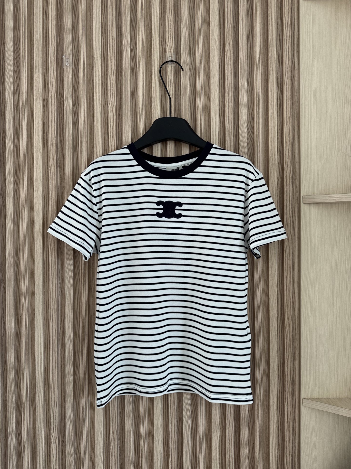 NO:842659,Celine 26 new spring and summer striped casual and versatile short-sleeved T-shirt, customized elastic striped imported Korean fabric, soufflé-like feel, invincible and easy to wear, soft, anti-wrinkle, breathable and high-end!  Who knows who wears it? Lazy and comfortable!  Code number sml,,celine,T-shirt,tees,t-shirt,19860909Celine 26春夏新款 条纹休闲百搭短袖T恤,定制弹力条纹进口韩国面料 ,舒芙蕾般手感 无敌好穿,柔软抗皱透气又高级！谁穿谁知道 慵懒又舒适！码数sml,,celine,T-shirt,tees，t-shirt,,Women's clothing