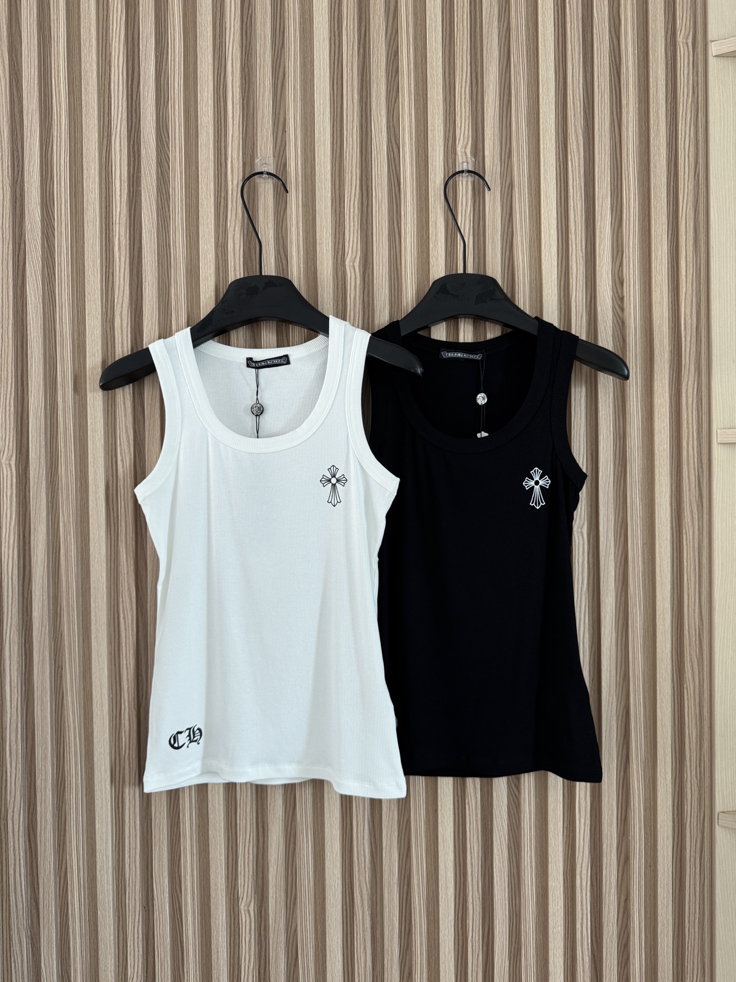 NO:842620,CH Croix Heart's 26 summer new product, printed elastic threaded casual vest, selected elastic threaded fabric, highly elastic, durable, easy to wear and not easy to deform, machine washable at will!  Fabrics that are durable, easy to care for and stylish!  It’s also lightweight, breathable and not stuffy!  It's not tight at all, it's just as comfortable when wearing it as when not wearing it!  Waisted version, easily pinch out the waistline!  Two iconic prints of Crow Hearts highlight the brand's tone, are personalized but not ostentatious, simple and elegant!  Advanced and versatile!  Two-color SML,,chrome hearts,19860909CH克罗心 26夏季重磅新品 印花弹力螺纹休闲背心,精选弹力螺纹面料,弹力大耐穿好穿不易变形,随意机洗！抗造耐造易打理又有型的好面料！而且轻薄透气不闷热！完全不勒,穿了跟没穿一样舒服！收腰版型,轻松掐出腰线！两个克罗心标志性印花,凸显品牌调性,有个性但不张扬,简洁大方！高级百搭！两色SML,,chrome hearts,,Women's clothing