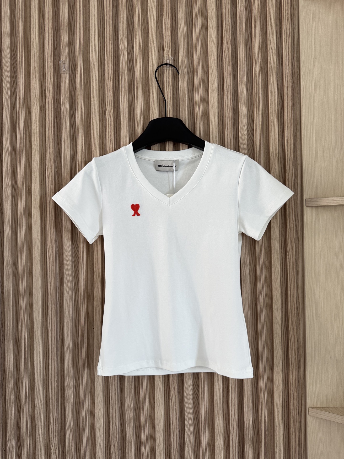 NO:844157,Ami 26 new summer style red love laminated high-quality V-neck elastic short-sleeved T-shirt, elastic soft waxy fabric, feels great, get it and feel it!  Luxurious fabrics!  The upper body is not tight and very comfortable!  The waist-cinching V-neck three-dimensional version makes the upper body look slimmer!  The V-neck is cut so beautifully that it won't be exposed when you bend over and lower your head. It perfectly modifies the shoulder and neck lines and makes your face appear smaller!  Two-color SML,,T-shirt,tees,t-shirt,19860909Ami 26夏季新款 红色爱心压胶高品质V领弹力短袖T恤,弹力软糯面料 手感超赞 拿到手感受一下！奢品的面料！上身不紧绷很舒服！收腰V领立体版型,上身无敌显瘦！V领剪裁得特妙,弯腰低头不会暴露,完美修饰肩颈线,显脸小！两色SML,,T-shirt,tees，t-shirt,,Women's clothing