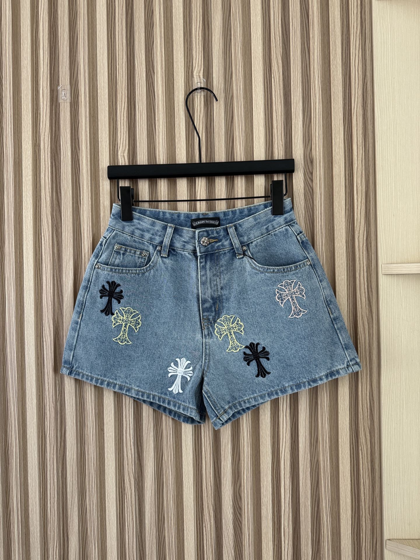 NO:844147,CH Crow Heart  Retro blue cross-embroidered denim shorts, a must-have item for summer, classic and timeless, the heavily washed retro indigo tone comes with retro filters, the high-waisted wide-leg A-line version is super friendly to pear-shaped figures, and easily covers the crotch and thigh flesh  The upper body instantly transforms into a comic strip with multiple cross-stitch embroidery on the legs. The details are eye-catching at a glance. The fabric is refreshing and breathable. It can be worn casually with a white T-shirt, striped shirt or Polo. It can be worn with a high-end Korean style without any effort. It is a must-have for summer outings!  Code numberSML,,chrome hearts,shorts,19860909CH克罗心 复古蓝十字花刺绣牛仔短裤,夏日刚需款直接封神,经典永不过时,重工水洗的复古靛蓝色调自带复古滤镜,高腰阔腿A字版型对梨形身材超友好,轻松遮住胯部和大腿肉肉,上身秒变漫画腿整体多个十字花刺绣,细节控一眼心动,面料清爽透气,随便搭白T、条纹衫或Polo都超有松弛感,不费力就能穿出高级韩系感,夏日出街必备！码数SML,,chrome hearts,shorts,,Women's clothing