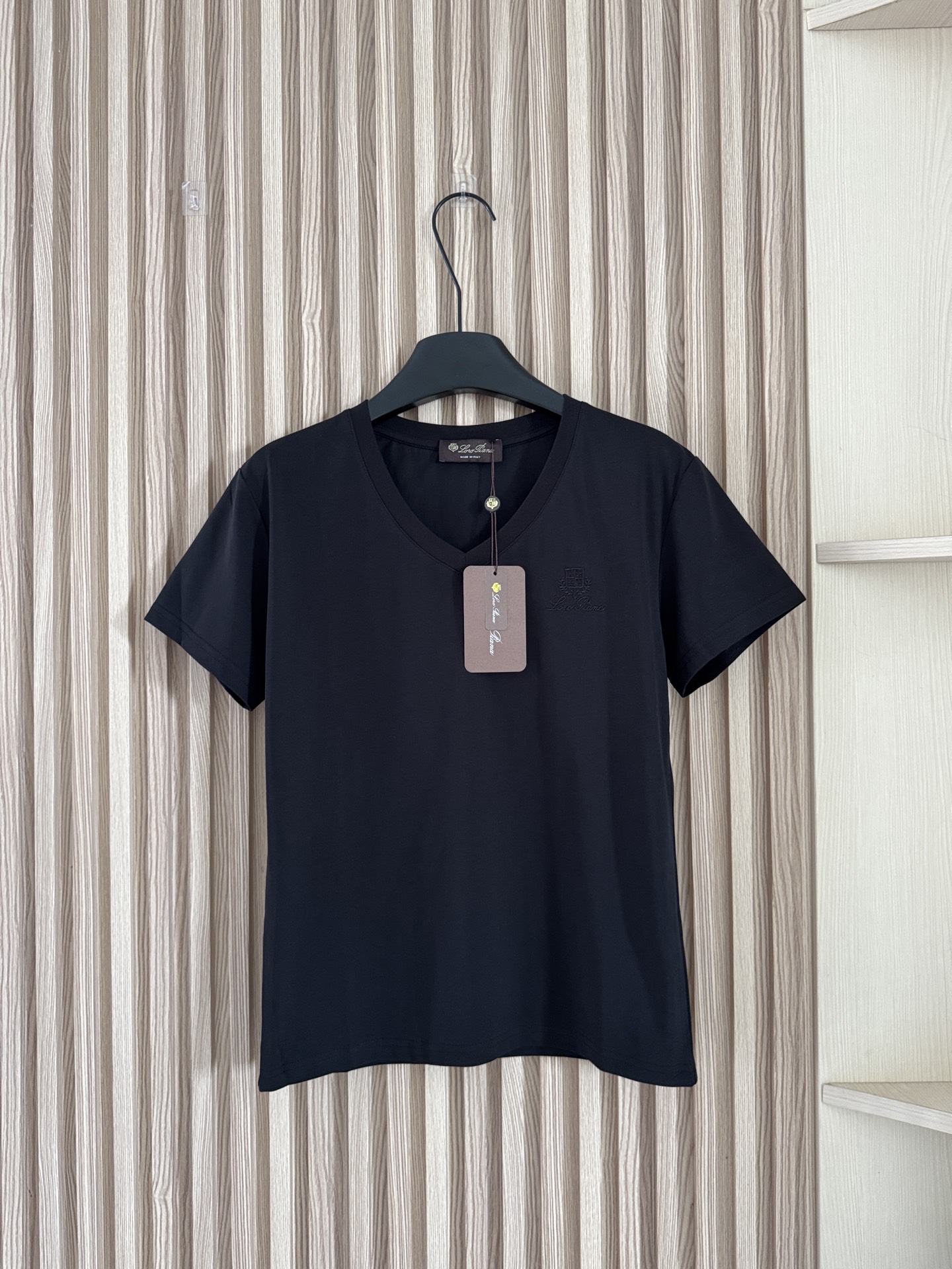 NO:844152,170L 26 summer new model  The embroidered V-neck pure cotton casual short-sleeved T-shirt is a hit with this T-shirt. The simple V-neck version just modifies the neck line, making it look slimmer without highlighting the face shape. The red embroidered logo on the chest is the finishing touch. It is low-key and a little refined, which adds a new dimension.  It has a bit of vitality, the style is loose but not collapsed, and the upper body has a casual and slim feeling. Paired with a pleated skirt and a peaked cap, it is a perfect campus girl style. It is simple but not simple. It can be easily worn to create a clean and refreshing Korean atmosphere. It is also super comfortable to wear in summer~  Two-color SML,,loro piana,skirts,T-shirt,tees,t-shirt,hats,19860909170L 26夏季新款 刺绣V领纯棉休闲短袖T恤,被这件T恤狠狠拿捏了,简约V领版型,刚好修饰颈部线条,显瘦又不挑脸型,胸口的红色刺绣小标是点睛之笔,低调又带点精致感,又添了几分元气,版型宽松不垮塌,上身是那种随性又显瘦的感觉,配百褶裙+鸭舌帽就是妥妥的校园女主风,简约不简单,轻松穿出干净清爽的韩系氛围感,夏天穿也超舒服~ 两色SML,,loro piana,skirts,T-shirt,tees，t-shirt,hats,,Women's clothing