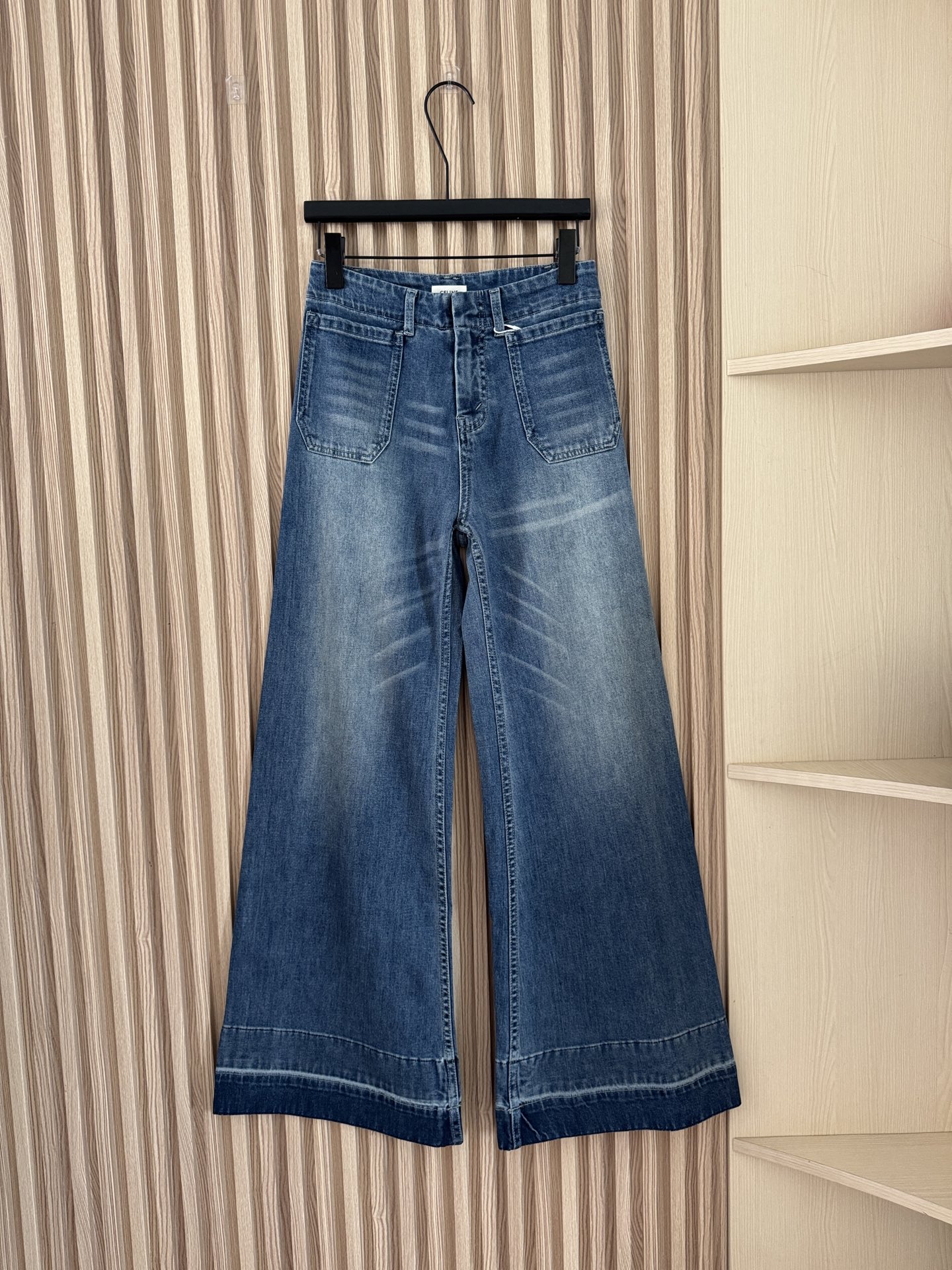NO:844141,Celine 26 new summer style retro wide-leg flared layered denim trousers. The style of these retro bootcut jeans is super awesome!  Softer and lighter than previous jeans!  Breathable and comfortable!  I don’t want to wear too basic jeans and close my eyes before entering this!  The upper body is amazing, fashionable and lightweight, with a delicate and casual French feel!  Retro bootcut style, whoever wears it will have longer legs!  Code number SML,,celine,jeans,19860909Celine 26夏季新款 复古阔腿喇叭层次感牛仔长裤,这条复古微喇牛仔裤版型就是超级赞！比以往的牛仔裤更柔软,更轻薄！透气又舒爽！不想穿太基础的牛仔裤闭眼入这个！上身很惊艳,时髦轻便,精致又随意的法式feel！复古微喇版型,谁穿谁腿长！码数SML,,celine,jeans,,Women's clothing