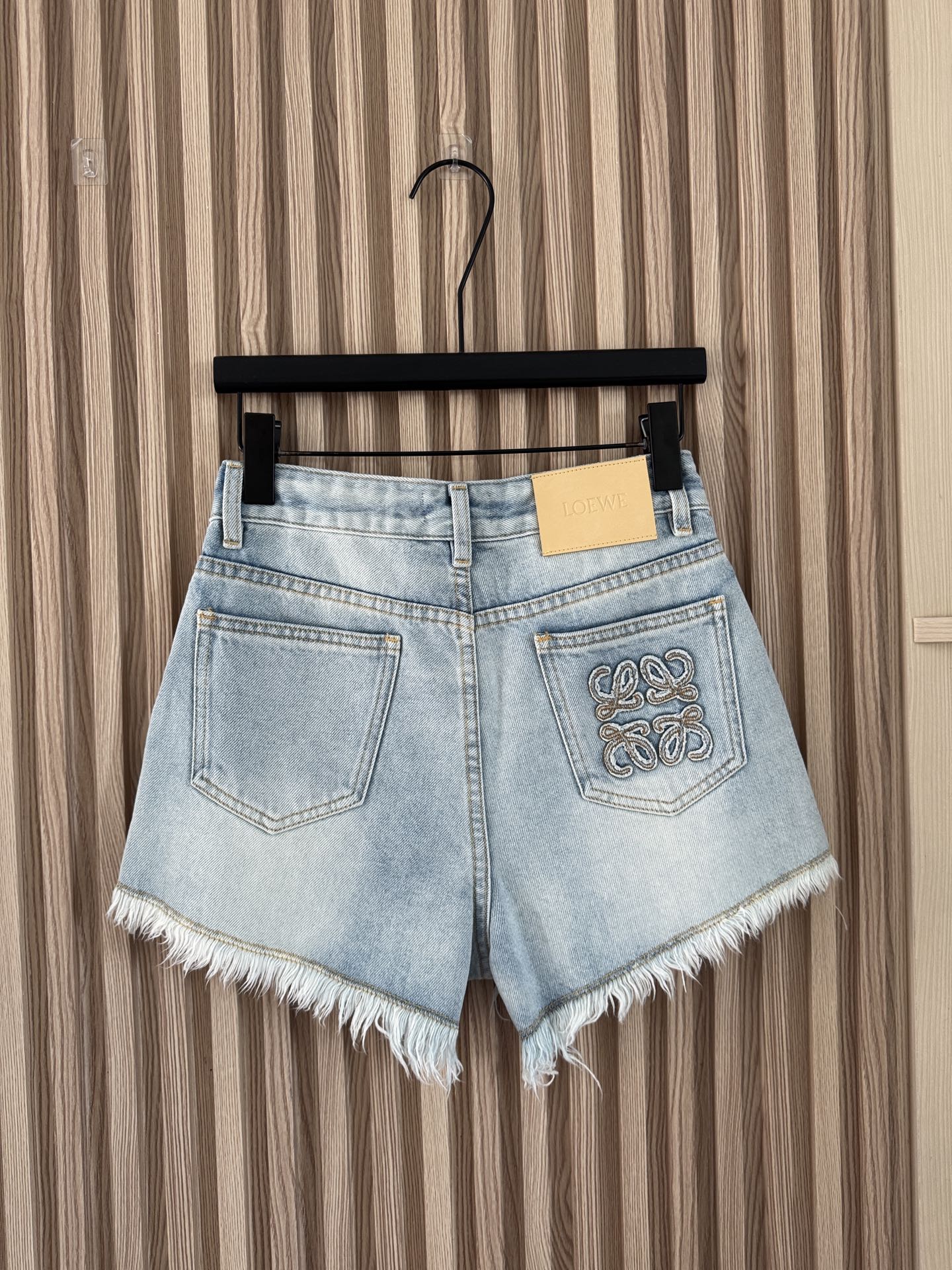 NO:844136,Loewe's super nice shorts with raw edges, this is what I wear in the summer~ The mid-high waist version + the short front and long back cut directly optimize the waist-to-hip ratio and leg length to the extreme, making the legs look slimmer!  Light wash denim + raw edge hem, it has a sense of relaxation, and it looks very textured when worn casually with a black/white T-shirt. What strikes me the most is the Anagram embroidery and leather logo on the back waist. It is not an exaggerated logo at a glance. Only those who know it can get the exquisiteness of the details, which is low-key and recognizable. Summer  It can be worn with sandals, canvas shoes or sports shoes. It is suitable for daily use, vacation and shopping. It is an evergreen style that can be worn in the wardrobe for several years. Size SML, loewe, sandals, sneakers, shorts, tees, t-shirt,19860909Loewe 超好看的毛边小短裤,夏天我就这样穿~中高腰版型+前短后长的剪裁,直接把腰臀比和腿长优化到极致,巨显腿细！浅水洗牛仔+毛边下摆,自带松弛感,随便搭个黑/白T恤就很有质感.最戳我的就是后腰的Anagram刺绣和皮质标,不是那种一眼夸张的logo,只有懂的人才能get到细节的精致感,低调又有辨识度.夏天不管是配凉鞋、帆布鞋还是运动鞋都能搭,日常/度假/逛街都合适,属于衣柜里能穿好几年的常青款了.码数SML,,loewe,sandals,sneakers,shorts,tees，t-shirt,,Women's clothing