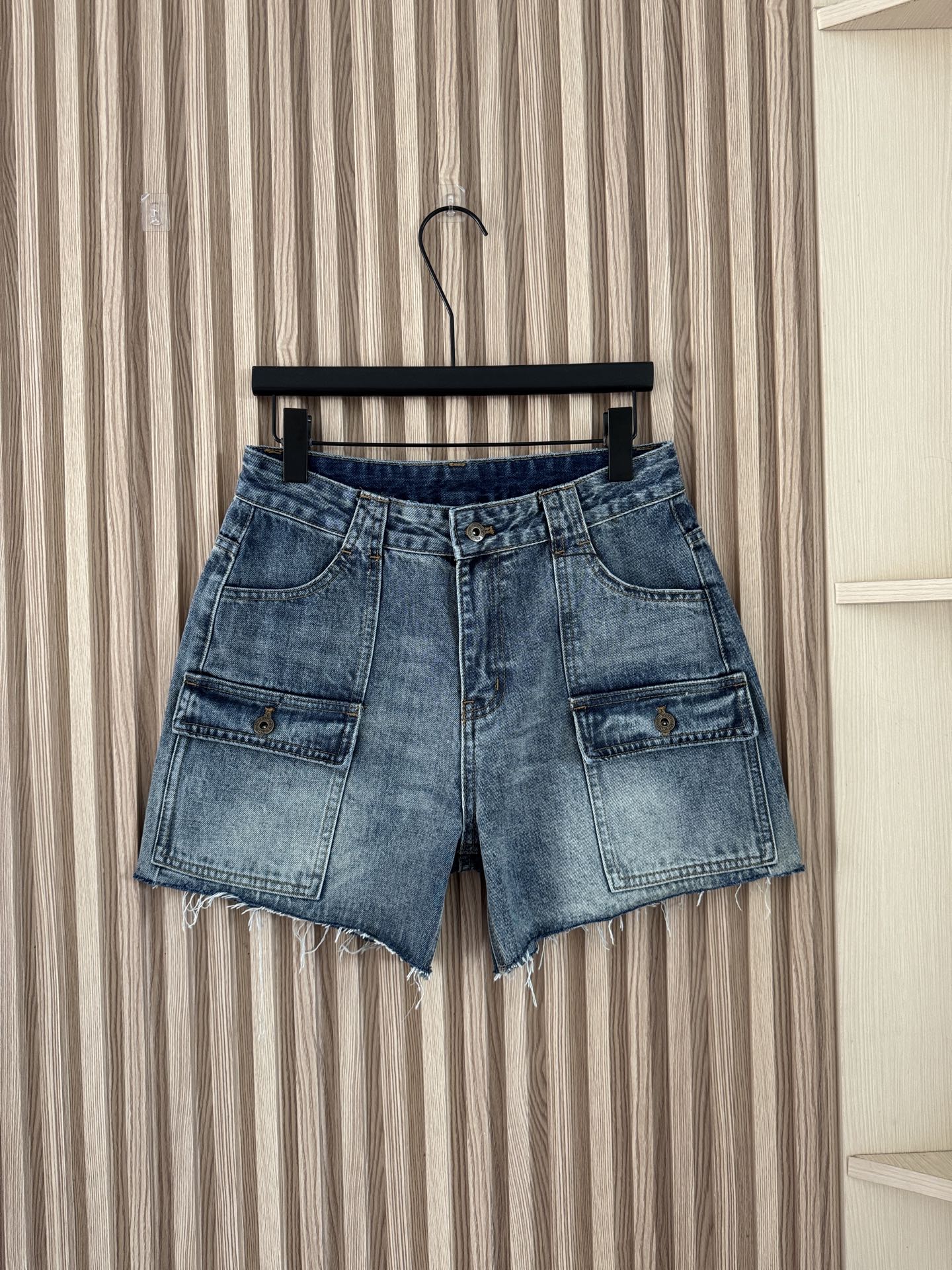 NO:855914,MIUMI* 26 new summer style  Retro workwear denim shorts｜Unlock the casual street feel, select washed denim fabrics, old and whitened craftsmanship to create a natural layering, three-dimensional workwear pocket design, both beautiful and practical, high-waisted raw edge version optimizes body proportions, modifies the crotch and thigh lines, rough raw edge details add a casual street atmosphere, loose version accommodates various leg types, and can be paired with a simple top to easily achieve the American retro accent. It is a must-have item to create a personalized summer outfit!  Code numberSML,,miumiu,shorts,19860909MIUMI* 26夏季新款 复古工装牛仔短裤｜解锁随性街头感,甄选水洗牛仔面料,做旧磨白工艺打造自然层次感,立体工装口袋设计,兼具美观与实用性,高腰毛边版型优化身材比例,修饰胯部与大腿线条,粗犷毛边细节增添随性街头气息,宽松版型包容各种腿型,搭配简约上衣轻松拿捏美式复古腔调,是打造夏日个性穿搭的刚需单品！码数SML,,miumiu,shorts,,Women's clothing