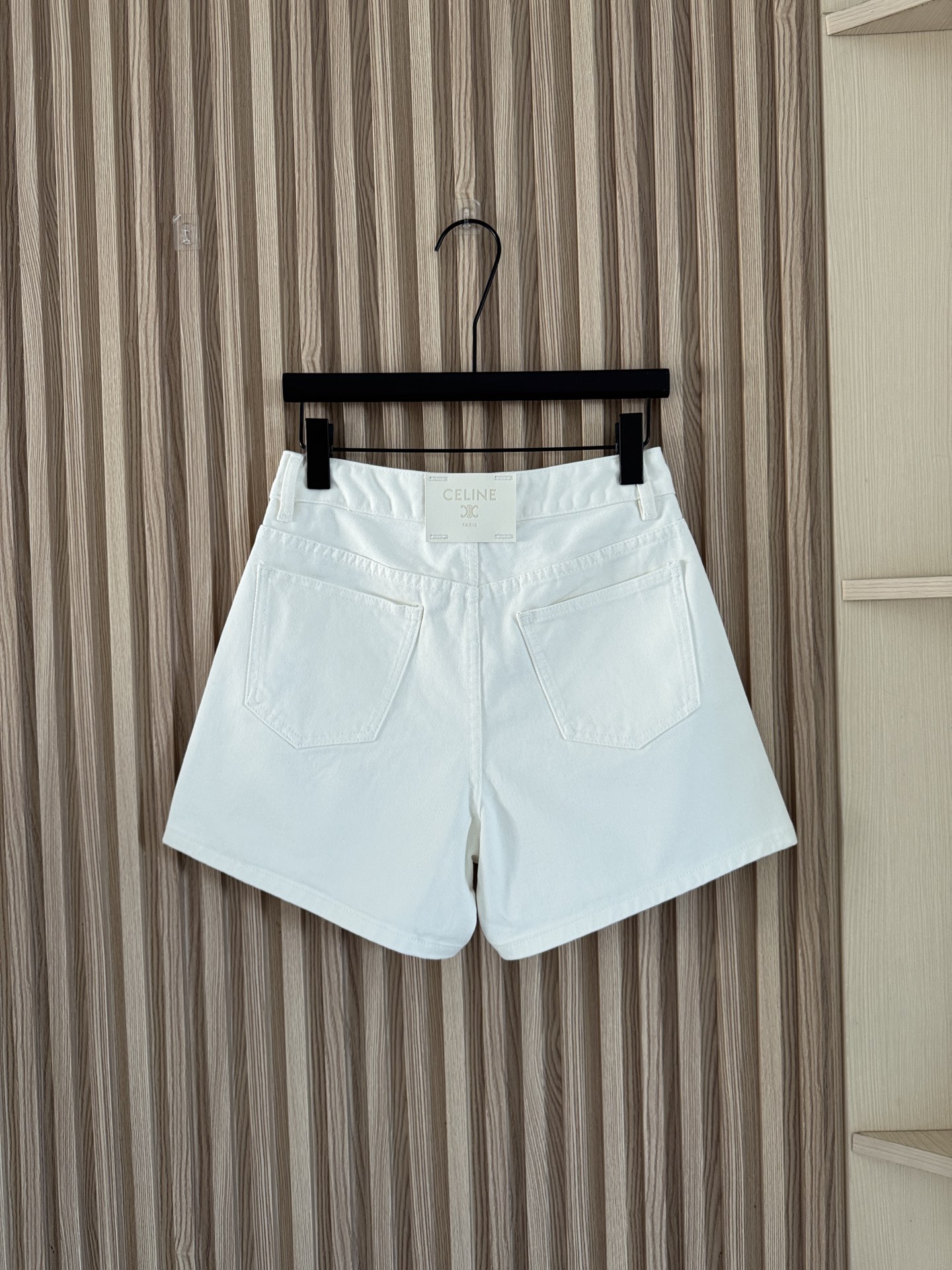 NO:873603,Celine 26 new summer style blue denim shorts with back leather label, you just need denim shorts in summer. Soft denim blue tone, simple version is not flattering on the figure, sharp trousers length outlines the leg lines, denim fabric with moderate hardness and softness is comfortable and skin-friendly. It looks good when worn alone with a T-shirt or suspenders. It has a casual and lazy street atmosphere, and can ensure the freedom and fashion throughout the summer!  Two colors 32-44,,celine,shorts,tees,t-shirt,19860909Celine 26夏季新款 后皮标爆款蓝色牛仔短裤,夏日刚需牛仔短裤 柔和的牛仔蓝调,简约版型不挑身材,利落裤长勾勒腿部线条,软硬适中的牛仔面料舒适亲肤,单穿配T恤、搭吊带都好看,自带随性慵懒的街头氛围感,承包整个夏天的自在时髦！两色32-44,,celine,shorts,tees，t-shirt,,Women's clothing