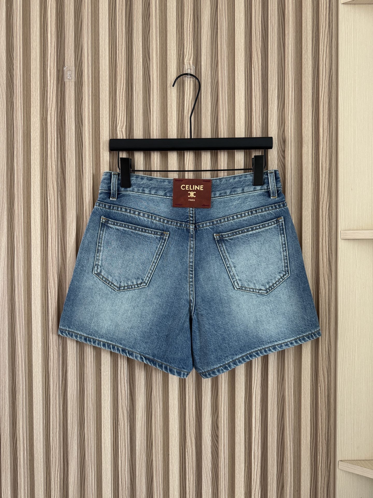 NO:873592,Celine 26 new summer style blue denim shorts with back leather label, you just need denim shorts in summer. Soft denim blue tone, simple version is not flattering on the figure, sharp trousers length outlines the leg lines, denim fabric with moderate hardness and softness is comfortable and skin-friendly. It looks good when worn alone with a T-shirt or suspenders. It has a casual and lazy street atmosphere, and can ensure the freedom and fashion throughout the summer!  Two colors 32-44,,celine,shorts,tees,t-shirt,19860909Celine 26夏季新款 后皮标爆款蓝色牛仔短裤,夏日刚需牛仔短裤 柔和的牛仔蓝调,简约版型不挑身材,利落裤长勾勒腿部线条,软硬适中的牛仔面料舒适亲肤,单穿配T恤、搭吊带都好看,自带随性慵懒的街头氛围感,承包整个夏天的自在时髦！两色32-44,,celine,shorts,tees，t-shirt,,Women's clothing