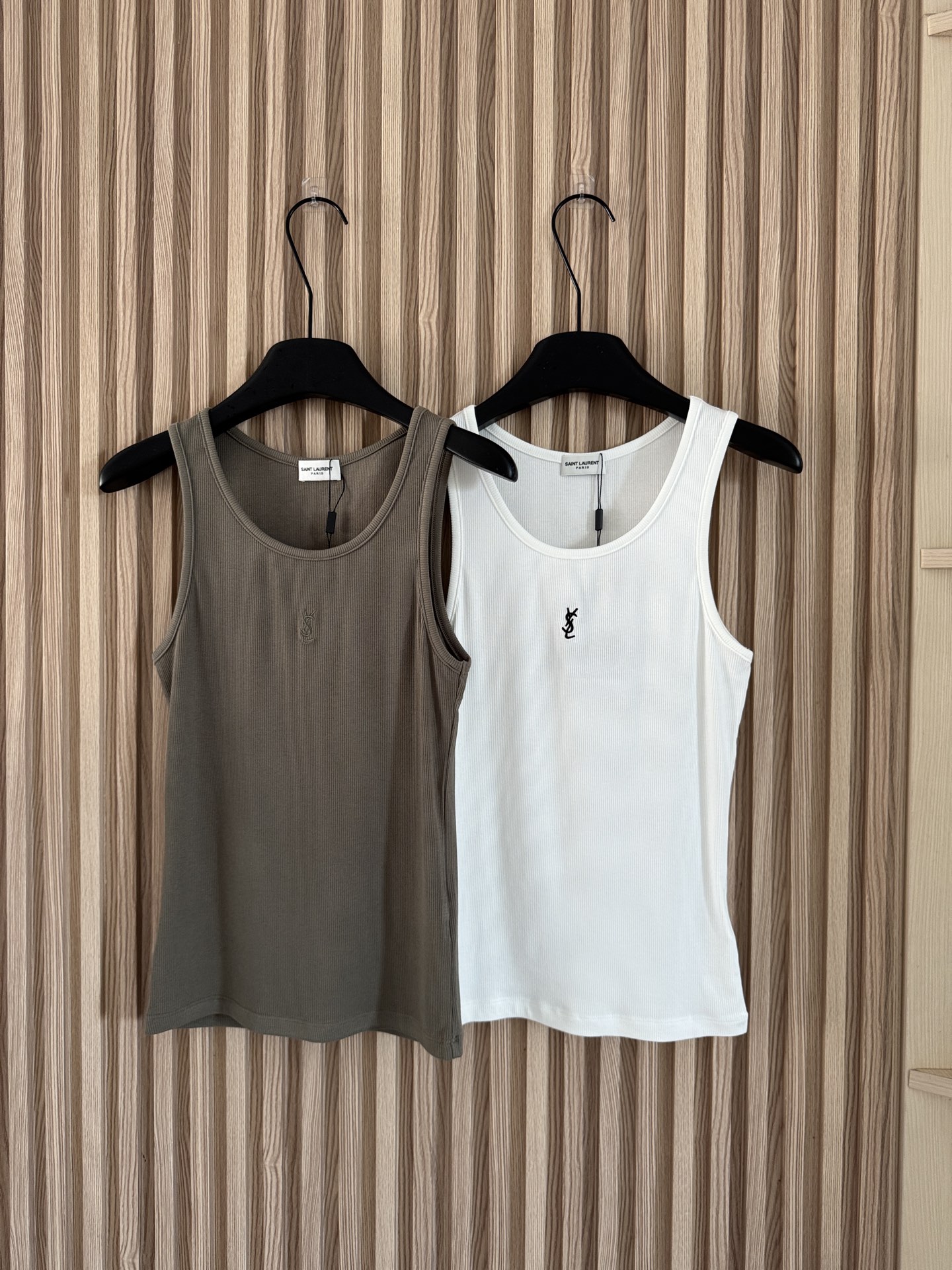 NO:890561,'YSL female star minimalist high-end versatile threaded elastic vest' If you are tired of wearing black and white and gray, you can try this olive green one. It is really high-end!  It is completely the exclusive styling vest for the heroine. It can be worn casually with a work jacket in spring, autumn and winter. The elastic threaded fabric is soft, waxy and comfortable!  A great value vest!  Highly recommended!  Two-color SML,,saint laurent,jackets & coats,19860909「YSL 女明星极简高级百搭螺纹弹力背心」 穿腻了黑白灰的可以试试这个橄榄绿 真的特别高级！完完全全就是大女主的专属造型背心,春秋冬随便搭配工装外套,弹力螺纹面料 软糯舒服！超值入手的一款背心！强烈推荐！两色SML,,saint laurent,jackets & coats,,Women's clothing