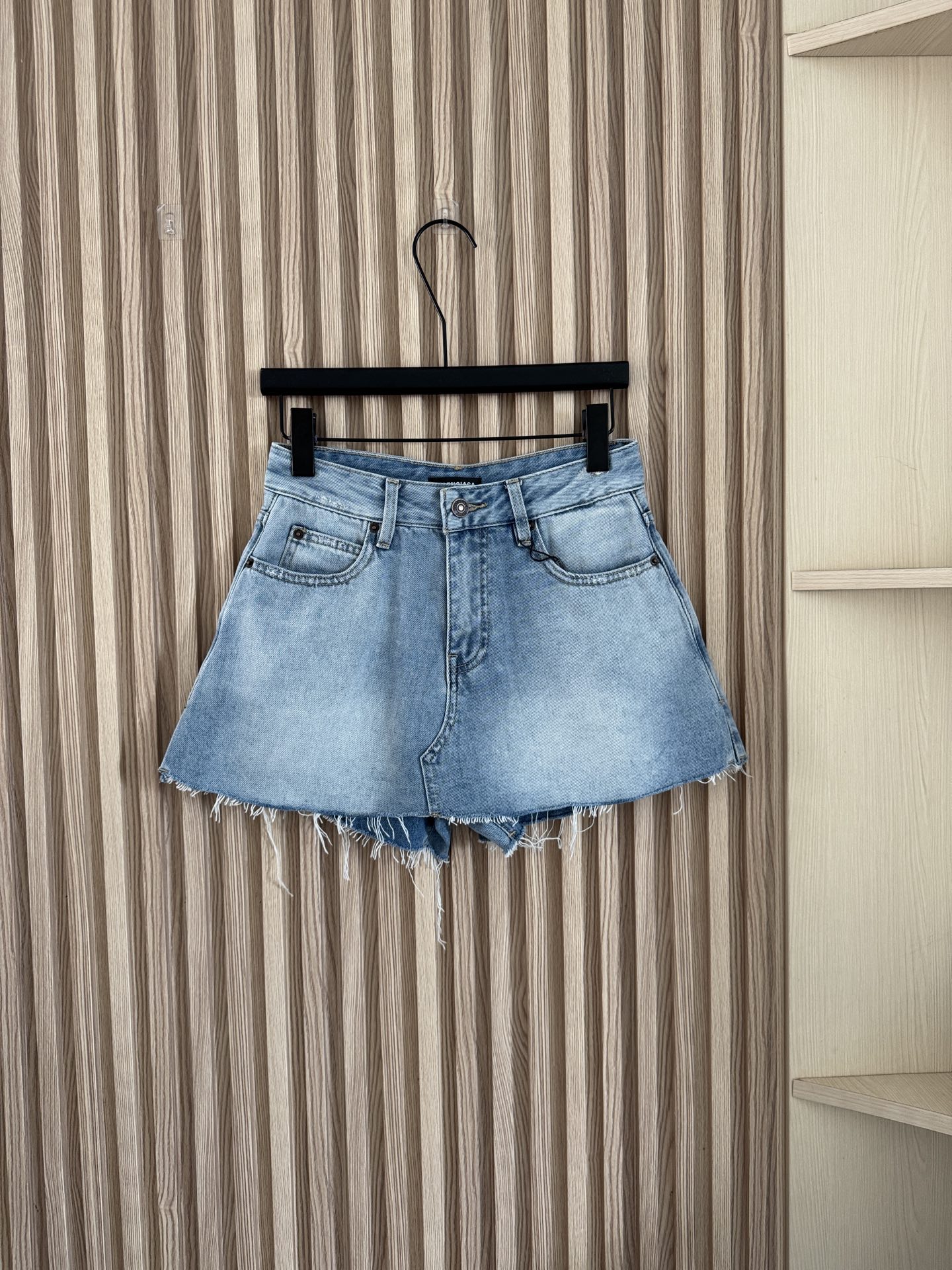 NO:876343,Balenciaga 26 new summer style  Raw-edged light blue denim culottes with a cool feel, you just need raw-edged denim culottes in summer｜Keep slim and secure at the same time, the high-waist tailoring accurately raises the waistline, optimizes body proportions, and easily wears long legs; the style looks like a short skirt, but there is something hidden inside  Shorts design, say goodbye to the worry of being exposed, taking into account both good looks and practicality. The gentleness of a skirt + the freedom of shorts kill two birds with one stone. Casual commuting, shopping trips, and beach vacations can all be done with one click. It is refreshing and age-reducing, and you can easily unlock lazy and casual summer outfits!  Size 24-30,,balenciaga,skirts,shorts,19860909Balenciaga 26夏季新款 毛边浅蓝清凉感牛仔裙裤,夏日刚需毛边牛仔裙裤｜把显瘦和安全感同时拿捏,高腰剪裁精准拉高腰线,优化身材比例,轻松穿出大长腿；看似半身短裙的版型,内里暗藏短裤设计,告别走光烦恼,兼顾好看与实用性,裙装的温柔+短裤的自在一举两得,休闲通勤、逛街出游、海边度假一键拿捏,清爽减龄,轻松解锁慵懒随性的夏日穿搭！码数24-30,,balenciaga,skirts,shorts,,Women's clothing