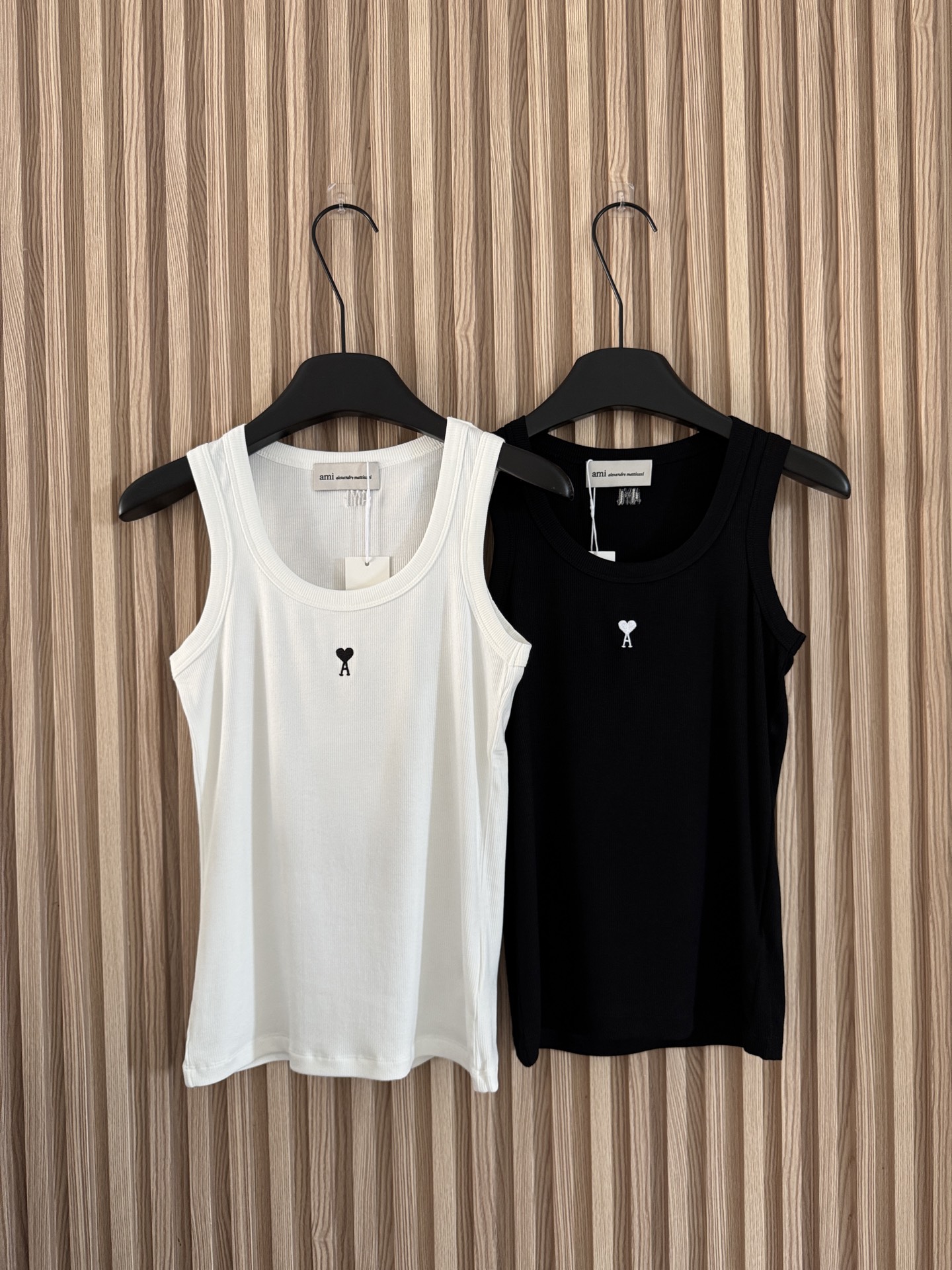 NO:876338,Ami Zhao Meiyan's same style elastic threaded vest, French minimalist style, just need to be worn underneath, black and white two-color classic, easy to handle and casual high-end, selected fine vertical pit rib knitted fabric, elastic, soft and skin-friendly, breathable and not sweaty, close to the body without any sense of restraint, has a slight slimming effect, smoothly outlines the upper body lines, slimming and not tight Two-color SML,,19860909Ami 赵美延同款弹力螺纹背心,法式极简风刚需内搭,黑白双色经典不出错,轻松拿捏随性高级感,精选细腻竖坑条螺纹针织面料,弹力软糯亲肤,透气不闷汗,贴身穿着毫无束缚感,自带微微修身效果,流畅勾勒上身线条,显瘦不紧绷 两色SML,,,Women's clothing
