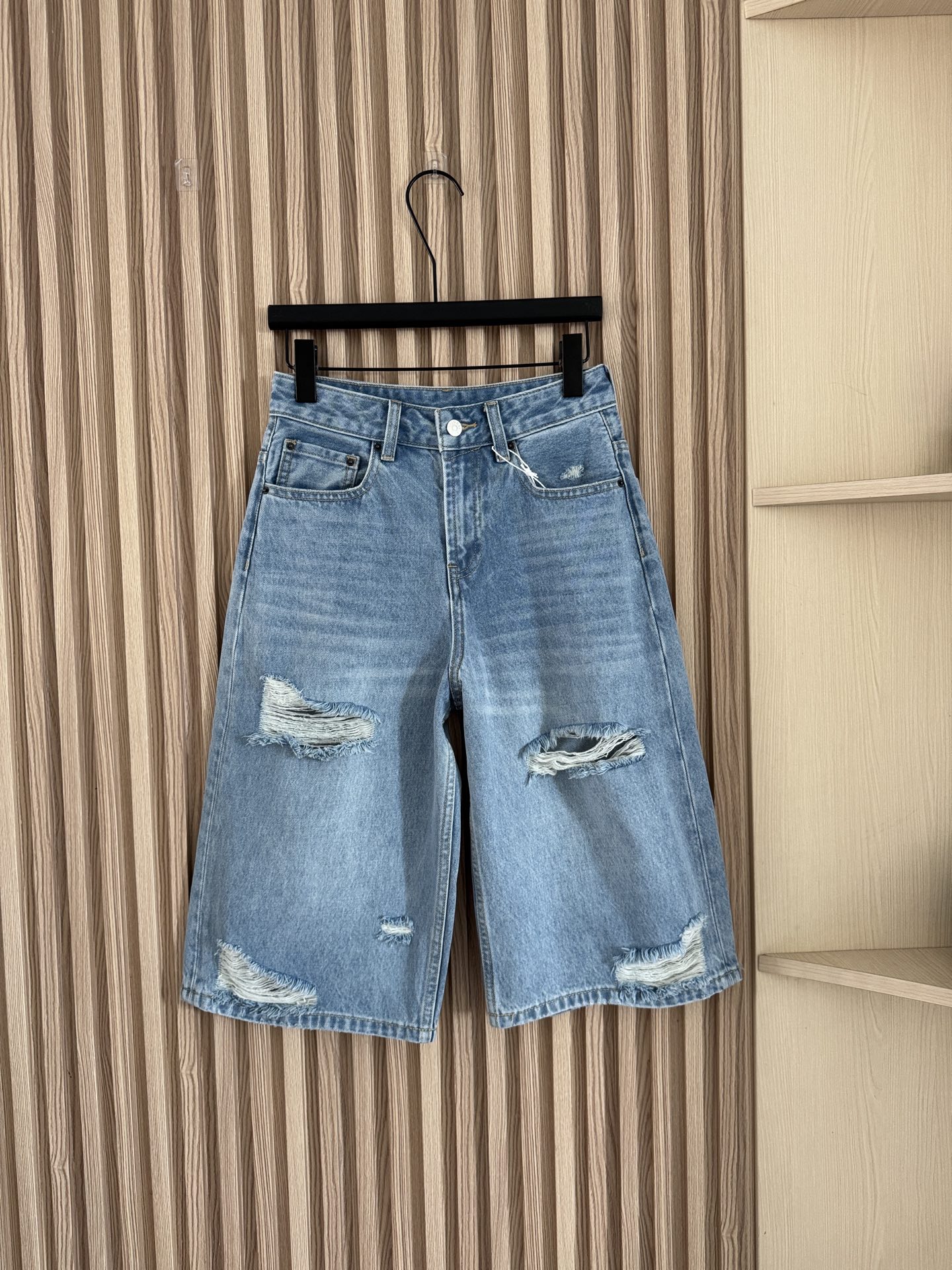 NO:876387,Acnestudios  Popular American ripped three-quarter wide-leg denim pants, casual and lazy in summer, refreshing light blue washed distressed color, with retro distressed white texture, soft gradient blue tones refreshing and whitening, wearing it in a second with a casual street atmosphere  The sense of circumference, high-waisted standard waistband design, easily raises the waistline to optimize body proportions, wide-leg three-quarter pants neatly cover the hips and hide the flesh, thick thighs and hip width can be perfectly modified, loose pants legs hang casually, giving you a lazy aura when walking  Code number 32-44,,acne studios,dior,19860909Acnestudios 爆款美式破洞七分阔腿牛仔中裤,夏日随性慵懒天花板,清爽浅蓝水洗做旧配色,自带复古做旧磨白肌理,柔和渐变蓝调清爽显白,一秒穿出随性街头氛围感,高腰标准裤腰设计,轻松拉高腰线优化身材比例,阔腿七分裤型利落遮胯藏肉,大腿粗、胯宽都能完美修饰,宽松裤管随性垂坠,走路自带慵懒气场 码数32-44,,acne studios,dior,,Women's clothing