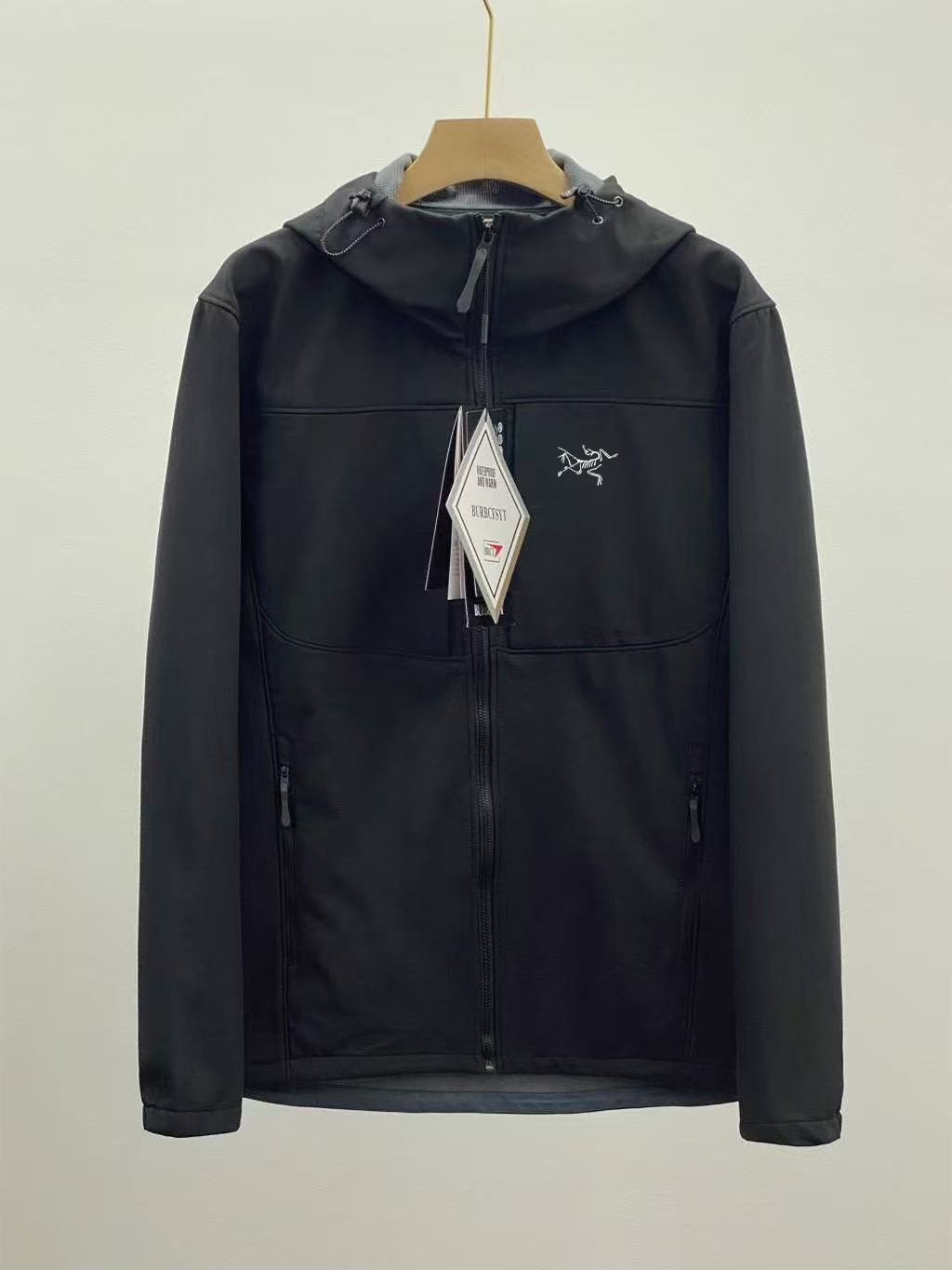 供货价:125💰『云仓特别款』出口贸易版本,天花板版本,原包装+原吊牌  卡其色无
Arc'teryx始祖鸟 GAMMA MX HOOY 防风冲锋衣 
100％放心出门 随意进出任何潮流场合户外防风防水透气全天候系列（essentials） gamma mx软壳冲锋衣】
随意对比市场版本 不是样子货 真正可以起到作为户外装备中间层的保暖恒温透气作用 正经软壳！！户外情侣款防风防水连帽软壳冲锋衣夹克！

- 透气：面料具有良好的透气性，能让身体产生的热气和湿气及时排出，保持身体干爽。
 
- 保暖：虽然不是专门的保暖外套，内里符合薄绒，在春秋季可提供一定的保暖效果，冬季搭配抓绒等中间层穿着，也能满足一定温度下的保暖需求。
 
- 版型款式：采用更宽松的常规版型，适合多层穿搭。立体剪裁设计，注重与胳膊的自然弯曲状态贴合无论是站立还是坐卧，都能提供无束缚的舒适感，活动自由度高。

颜色:黑色，卡其色，浅灰色，藏青色，黄色，军绿色
尺码:M-4XL(图9)








