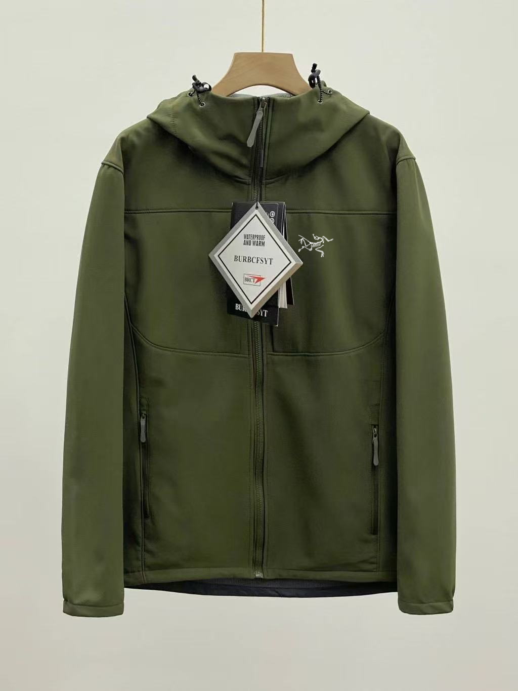 供货价:125💰『云仓特别款』出口贸易版本,天花板版本,原包装+原吊牌  卡其色无
Arc'teryx始祖鸟 GAMMA MX HOOY 防风冲锋衣 
100％放心出门 随意进出任何潮流场合户外防风防水透气全天候系列（essentials） gamma mx软壳冲锋衣】
随意对比市场版本 不是样子货 真正可以起到作为户外装备中间层的保暖恒温透气作用 正经软壳！！户外情侣款防风防水连帽软壳冲锋衣夹克！

- 透气：面料具有良好的透气性，能让身体产生的热气和湿气及时排出，保持身体干爽。
 
- 保暖：虽然不是专门的保暖外套，内里符合薄绒，在春秋季可提供一定的保暖效果，冬季搭配抓绒等中间层穿着，也能满足一定温度下的保暖需求。
 
- 版型款式：采用更宽松的常规版型，适合多层穿搭。立体剪裁设计，注重与胳膊的自然弯曲状态贴合无论是站立还是坐卧，都能提供无束缚的舒适感，活动自由度高。

颜色:黑色，卡其色，浅灰色，藏青色，黄色，军绿色
尺码:M-4XL(图9)








