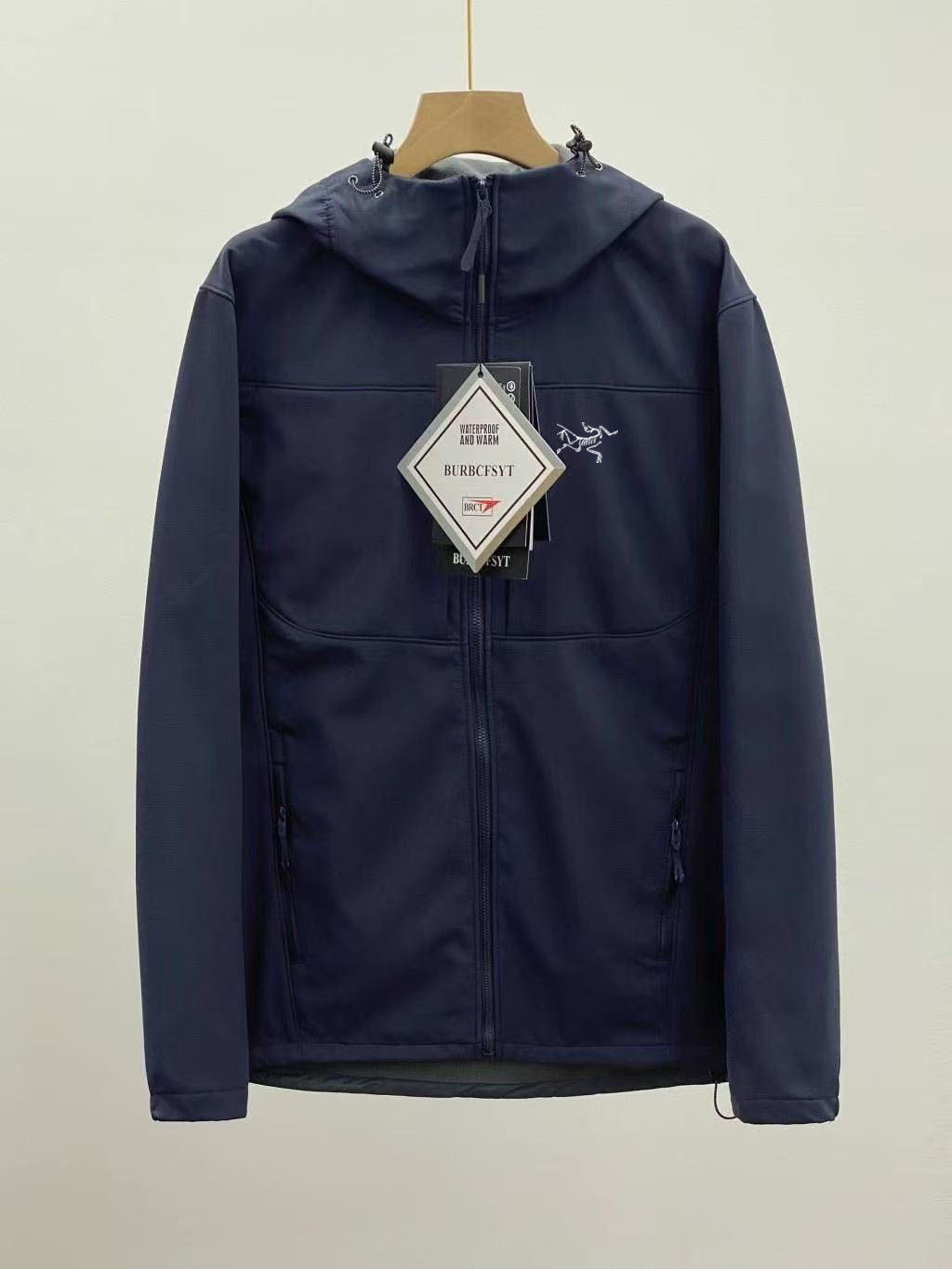 供货价:125💰『云仓特别款』出口贸易版本,天花板版本,原包装+原吊牌  卡其色无
Arc'teryx始祖鸟 GAMMA MX HOOY 防风冲锋衣 
100％放心出门 随意进出任何潮流场合户外防风防水透气全天候系列（essentials） gamma mx软壳冲锋衣】
随意对比市场版本 不是样子货 真正可以起到作为户外装备中间层的保暖恒温透气作用 正经软壳！！户外情侣款防风防水连帽软壳冲锋衣夹克！

- 透气：面料具有良好的透气性，能让身体产生的热气和湿气及时排出，保持身体干爽。
 
- 保暖：虽然不是专门的保暖外套，内里符合薄绒，在春秋季可提供一定的保暖效果，冬季搭配抓绒等中间层穿着，也能满足一定温度下的保暖需求。
 
- 版型款式：采用更宽松的常规版型，适合多层穿搭。立体剪裁设计，注重与胳膊的自然弯曲状态贴合无论是站立还是坐卧，都能提供无束缚的舒适感，活动自由度高。

颜色:黑色，卡其色，浅灰色，藏青色，黄色，军绿色
尺码:M-4XL(图9)








