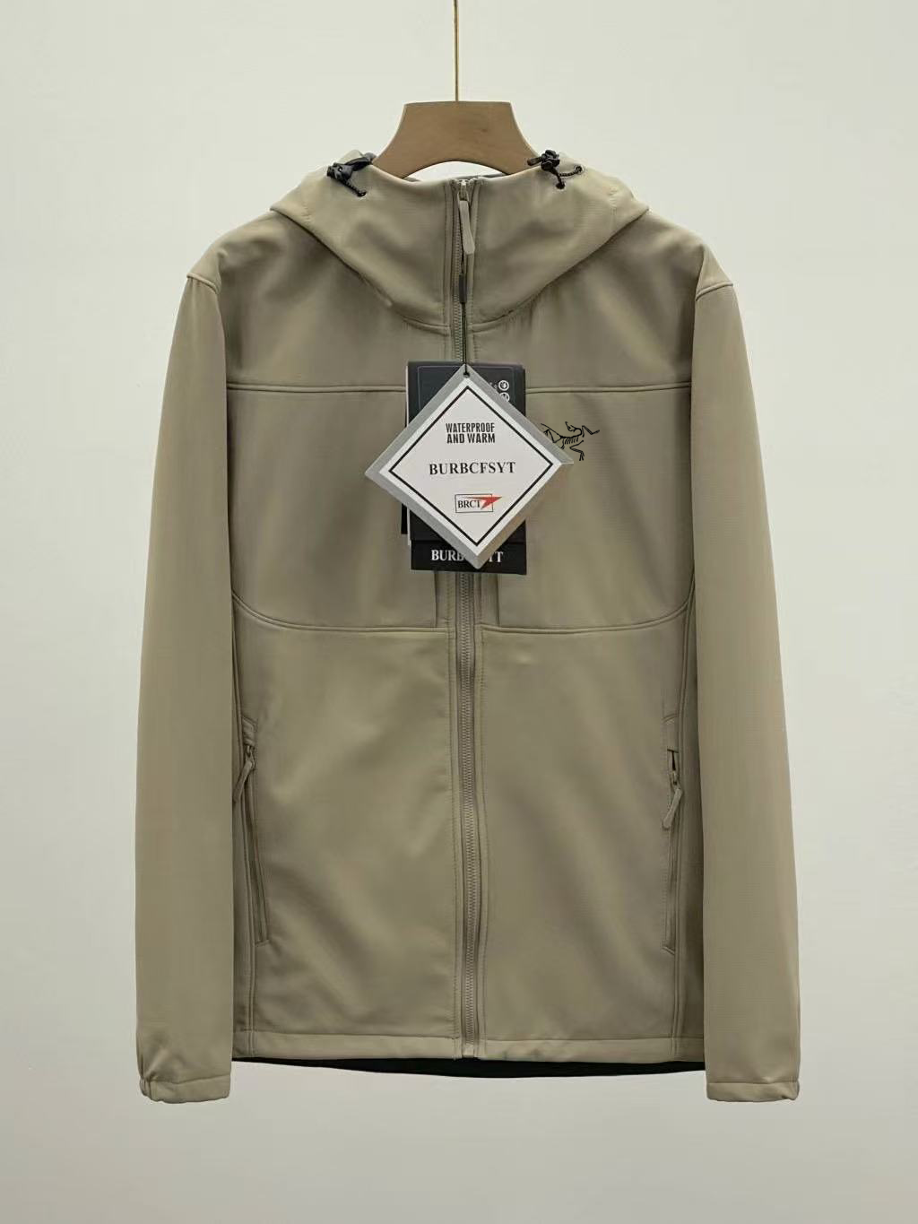 供货价:125💰『云仓特别款』出口贸易版本,天花板版本,原包装+原吊牌  卡其色无
Arc'teryx始祖鸟 GAMMA MX HOOY 防风冲锋衣 
100％放心出门 随意进出任何潮流场合户外防风防水透气全天候系列（essentials） gamma mx软壳冲锋衣】
随意对比市场版本 不是样子货 真正可以起到作为户外装备中间层的保暖恒温透气作用 正经软壳！！户外情侣款防风防水连帽软壳冲锋衣夹克！

- 透气：面料具有良好的透气性，能让身体产生的热气和湿气及时排出，保持身体干爽。
 
- 保暖：虽然不是专门的保暖外套，内里符合薄绒，在春秋季可提供一定的保暖效果，冬季搭配抓绒等中间层穿着，也能满足一定温度下的保暖需求。
 
- 版型款式：采用更宽松的常规版型，适合多层穿搭。立体剪裁设计，注重与胳膊的自然弯曲状态贴合无论是站立还是坐卧，都能提供无束缚的舒适感，活动自由度高。

颜色:黑色，卡其色，浅灰色，藏青色，黄色，军绿色
尺码:M-4XL(图9)








