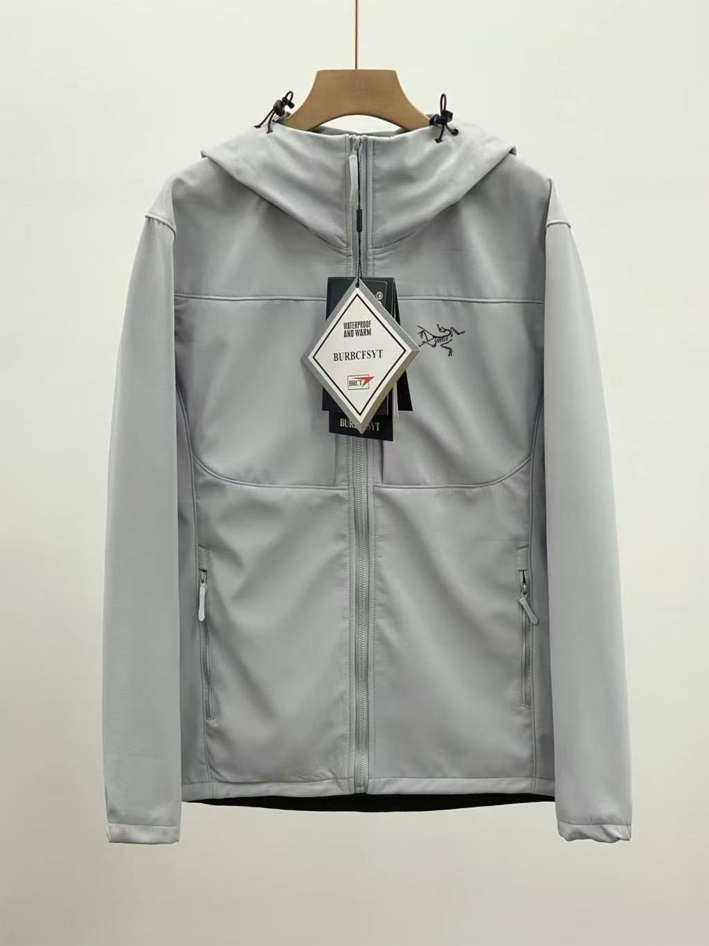 供货价:125💰『云仓特别款』出口贸易版本,天花板版本,原包装+原吊牌  卡其色无
Arc'teryx始祖鸟 GAMMA MX HOOY 防风冲锋衣 
100％放心出门 随意进出任何潮流场合户外防风防水透气全天候系列（essentials） gamma mx软壳冲锋衣】
随意对比市场版本 不是样子货 真正可以起到作为户外装备中间层的保暖恒温透气作用 正经软壳！！户外情侣款防风防水连帽软壳冲锋衣夹克！

- 透气：面料具有良好的透气性，能让身体产生的热气和湿气及时排出，保持身体干爽。
 
- 保暖：虽然不是专门的保暖外套，内里符合薄绒，在春秋季可提供一定的保暖效果，冬季搭配抓绒等中间层穿着，也能满足一定温度下的保暖需求。
 
- 版型款式：采用更宽松的常规版型，适合多层穿搭。立体剪裁设计，注重与胳膊的自然弯曲状态贴合无论是站立还是坐卧，都能提供无束缚的舒适感，活动自由度高。

颜色:黑色，卡其色，浅灰色，藏青色，黄色，军绿色
尺码:M-4XL(图9)








