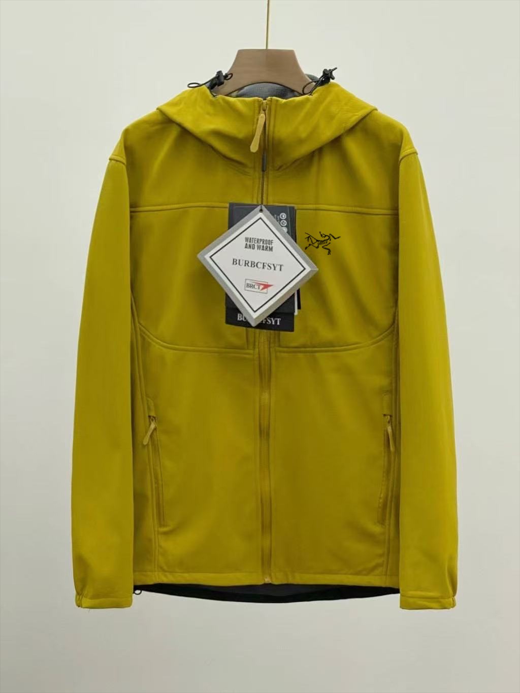 供货价:125💰『云仓特别款』出口贸易版本,天花板版本,原包装+原吊牌  卡其色无
Arc'teryx始祖鸟 GAMMA MX HOOY 防风冲锋衣 
100％放心出门 随意进出任何潮流场合户外防风防水透气全天候系列（essentials） gamma mx软壳冲锋衣】
随意对比市场版本 不是样子货 真正可以起到作为户外装备中间层的保暖恒温透气作用 正经软壳！！户外情侣款防风防水连帽软壳冲锋衣夹克！

- 透气：面料具有良好的透气性，能让身体产生的热气和湿气及时排出，保持身体干爽。
 
- 保暖：虽然不是专门的保暖外套，内里符合薄绒，在春秋季可提供一定的保暖效果，冬季搭配抓绒等中间层穿着，也能满足一定温度下的保暖需求。
 
- 版型款式：采用更宽松的常规版型，适合多层穿搭。立体剪裁设计，注重与胳膊的自然弯曲状态贴合无论是站立还是坐卧，都能提供无束缚的舒适感，活动自由度高。

颜色:黑色，卡其色，浅灰色，藏青色，黄色，军绿色
尺码:M-4XL(图9)








