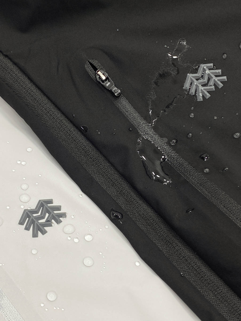 高标准选精品✨通版多擦亮👀区别市场垃级货💢同图不同价为版本不同 💰235
KOLONSPORT可隆男士轻量化防风防水皮肤衣防晒衣冰感外套!掌柜力荐!线上线下同步!订单款!客供面料!100%PET纤维!手感细腻顺滑清爽透气不闷热!亲肤舒爽!有一种凉凉的感觉!upf130o+防紫外线!春夏必备款!可以当薄款外套也可以当防晒服!夏季穿搭能有效阻挡太阳直射!真的是太赞了!多功能一体!也有多种穿搭方式!日常休闲户外运动徒步爬山钓鱼等都是必不可少的!掌柜力荐!
颜色:黑色 白色
尺码:M-3XL(见图14)