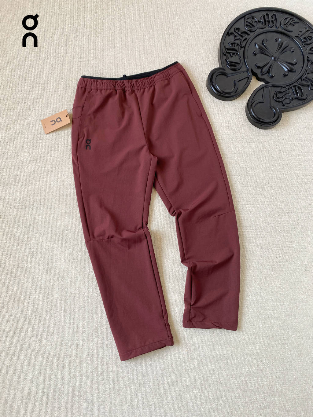 💰125
On昂跑All-Day Joggers 男子超轻量情侣运动长裤

面料使用登山尼舒适科技弹力微皱 ，专业高性能 260克 93的锦纶7的氨纶 

3D人工剪裁 合身显瘦细节介绍 ，弹力内里平腰口 提升舒适度又可自由调节拉伸，两侧口袋配有压胶1.5公分 无缝压胶 无线头 极简高级 ，隐藏式口袋带拉链安全置物，裤脚抽绳 刺绣锁孔 多样式穿搭 ，所有细节拉满 

⭐All-day系列长裤—极简、经典、多用途。
✔四面回弹，全方位高延展性
☀3D人工剪裁，合身显瘦
✔深蹲、跨步、跳跃伸展自如
✌日常穿搭旅行也瞬间提升level
官网男女同款在售 女生尺码拍小 
M裤长98 臀围98 腰围74脚口16.5建议体重m90-110斤左右
L裤长100臀围102腰围78脚口17建议体重110-130斤左右
Xl裤长102臀围106腰围82脚口17.5建议体重130-150斤
2Xl裤长104臀围110腰围86脚口18建议体重150-170斤左右
3x裤长106臀围114腰围90脚口18.5建议体重170-195斤左右