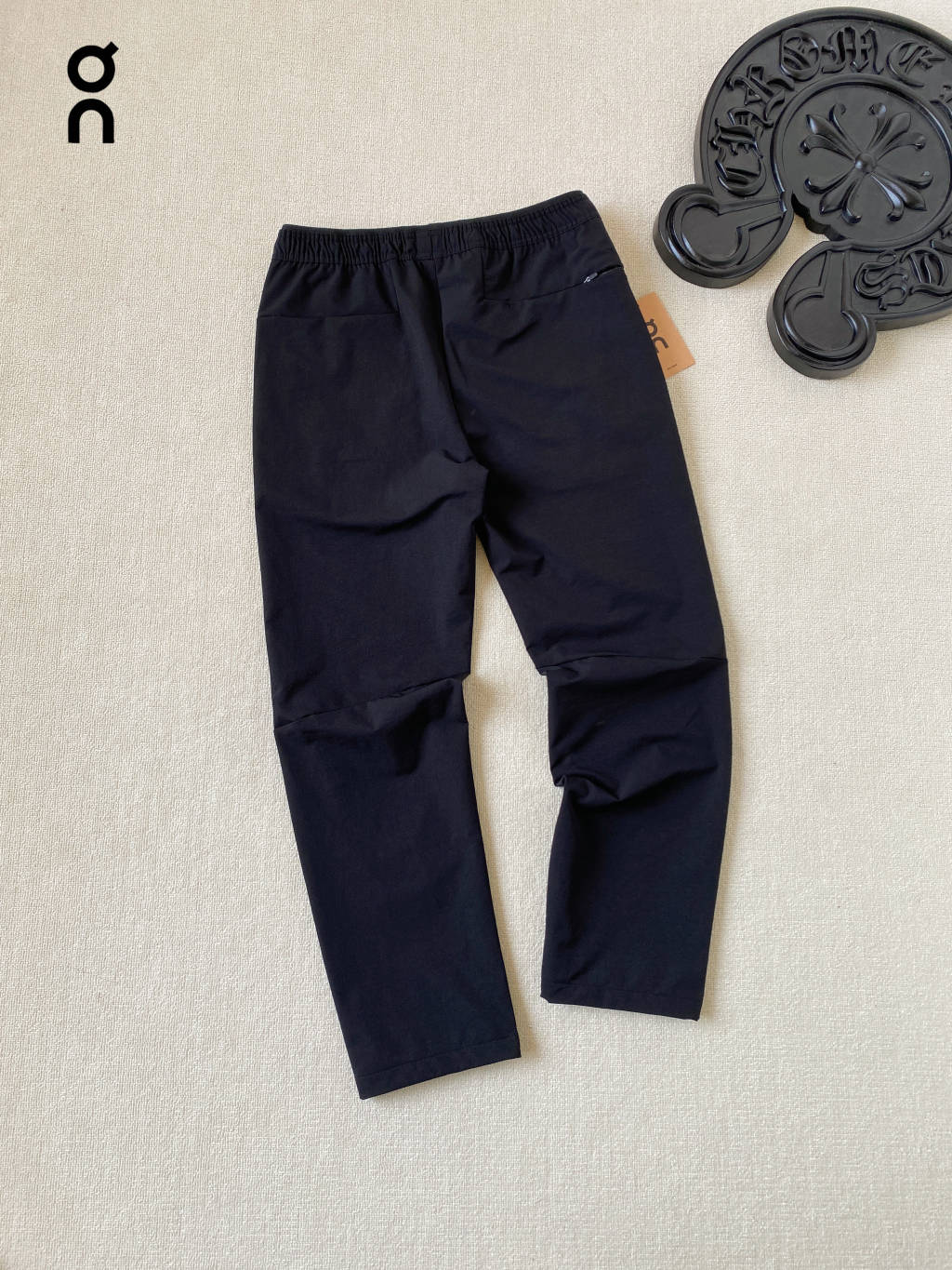 💰125
On昂跑All-Day Joggers 男子超轻量情侣运动长裤

面料使用登山尼舒适科技弹力微皱 ，专业高性能 260克 93的锦纶7的氨纶 

3D人工剪裁 合身显瘦细节介绍 ，弹力内里平腰口 提升舒适度又可自由调节拉伸，两侧口袋配有压胶1.5公分 无缝压胶 无线头 极简高级 ，隐藏式口袋带拉链安全置物，裤脚抽绳 刺绣锁孔 多样式穿搭 ，所有细节拉满 

⭐All-day系列长裤—极简、经典、多用途。
✔四面回弹，全方位高延展性
☀3D人工剪裁，合身显瘦
✔深蹲、跨步、跳跃伸展自如
✌日常穿搭旅行也瞬间提升level
官网男女同款在售 女生尺码拍小 
M裤长98 臀围98 腰围74脚口16.5建议体重m90-110斤左右
L裤长100臀围102腰围78脚口17建议体重110-130斤左右
Xl裤长102臀围106腰围82脚口17.5建议体重130-150斤
2Xl裤长104臀围110腰围86脚口18建议体重150-170斤左右
3x裤长106臀围114腰围90脚口18.5建议体重170-195斤左右