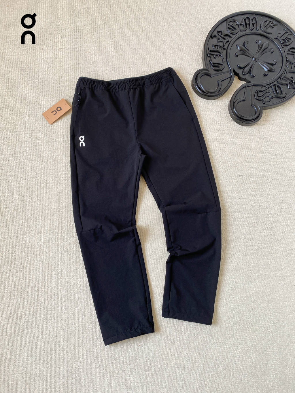 💰125
On昂跑All-Day Joggers 男子超轻量情侣运动长裤

面料使用登山尼舒适科技弹力微皱 ，专业高性能 260克 93的锦纶7的氨纶 

3D人工剪裁 合身显瘦细节介绍 ，弹力内里平腰口 提升舒适度又可自由调节拉伸，两侧口袋配有压胶1.5公分 无缝压胶 无线头 极简高级 ，隐藏式口袋带拉链安全置物，裤脚抽绳 刺绣锁孔 多样式穿搭 ，所有细节拉满 

⭐All-day系列长裤—极简、经典、多用途。
✔四面回弹，全方位高延展性
☀3D人工剪裁，合身显瘦
✔深蹲、跨步、跳跃伸展自如
✌日常穿搭旅行也瞬间提升level
官网男女同款在售 女生尺码拍小 
M裤长98 臀围98 腰围74脚口16.5建议体重m90-110斤左右
L裤长100臀围102腰围78脚口17建议体重110-130斤左右
Xl裤长102臀围106腰围82脚口17.5建议体重130-150斤
2Xl裤长104臀围110腰围86脚口18建议体重150-170斤左右
3x裤长106臀围114腰围90脚口18.5建议体重170-195斤左右