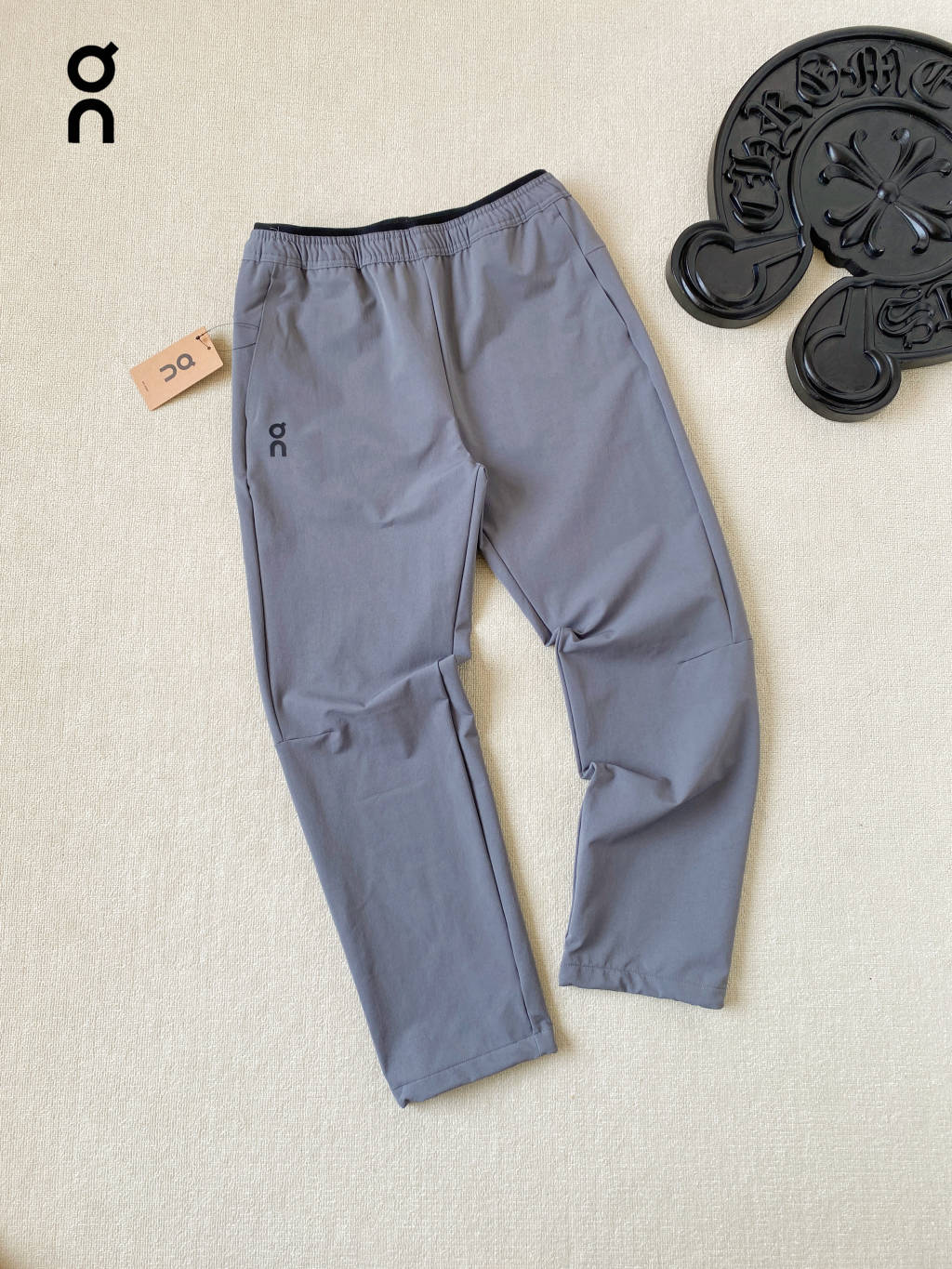 💰125
On昂跑All-Day Joggers 男子超轻量情侣运动长裤

面料使用登山尼舒适科技弹力微皱 ，专业高性能 260克 93的锦纶7的氨纶 

3D人工剪裁 合身显瘦细节介绍 ，弹力内里平腰口 提升舒适度又可自由调节拉伸，两侧口袋配有压胶1.5公分 无缝压胶 无线头 极简高级 ，隐藏式口袋带拉链安全置物，裤脚抽绳 刺绣锁孔 多样式穿搭 ，所有细节拉满 

⭐All-day系列长裤—极简、经典、多用途。
✔四面回弹，全方位高延展性
☀3D人工剪裁，合身显瘦
✔深蹲、跨步、跳跃伸展自如
✌日常穿搭旅行也瞬间提升level
官网男女同款在售 女生尺码拍小 
M裤长98 臀围98 腰围74脚口16.5建议体重m90-110斤左右
L裤长100臀围102腰围78脚口17建议体重110-130斤左右
Xl裤长102臀围106腰围82脚口17.5建议体重130-150斤
2Xl裤长104臀围110腰围86脚口18建议体重150-170斤左右
3x裤长106臀围114腰围90脚口18.5建议体重170-195斤左右