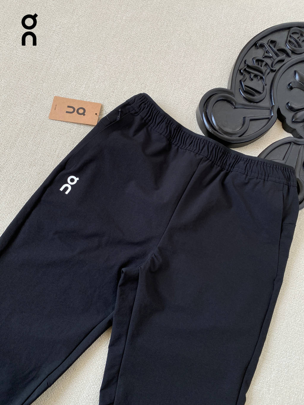 💰125
On昂跑All-Day Joggers 男子超轻量情侣运动长裤

面料使用登山尼舒适科技弹力微皱 ，专业高性能 260克 93的锦纶7的氨纶 

3D人工剪裁 合身显瘦细节介绍 ，弹力内里平腰口 提升舒适度又可自由调节拉伸，两侧口袋配有压胶1.5公分 无缝压胶 无线头 极简高级 ，隐藏式口袋带拉链安全置物，裤脚抽绳 刺绣锁孔 多样式穿搭 ，所有细节拉满 

⭐All-day系列长裤—极简、经典、多用途。
✔四面回弹，全方位高延展性
☀3D人工剪裁，合身显瘦
✔深蹲、跨步、跳跃伸展自如
✌日常穿搭旅行也瞬间提升level
官网男女同款在售 女生尺码拍小 
M裤长98 臀围98 腰围74脚口16.5建议体重m90-110斤左右
L裤长100臀围102腰围78脚口17建议体重110-130斤左右
Xl裤长102臀围106腰围82脚口17.5建议体重130-150斤
2Xl裤长104臀围110腰围86脚口18建议体重150-170斤左右
3x裤长106臀围114腰围90脚口18.5建议体重170-195斤左右
