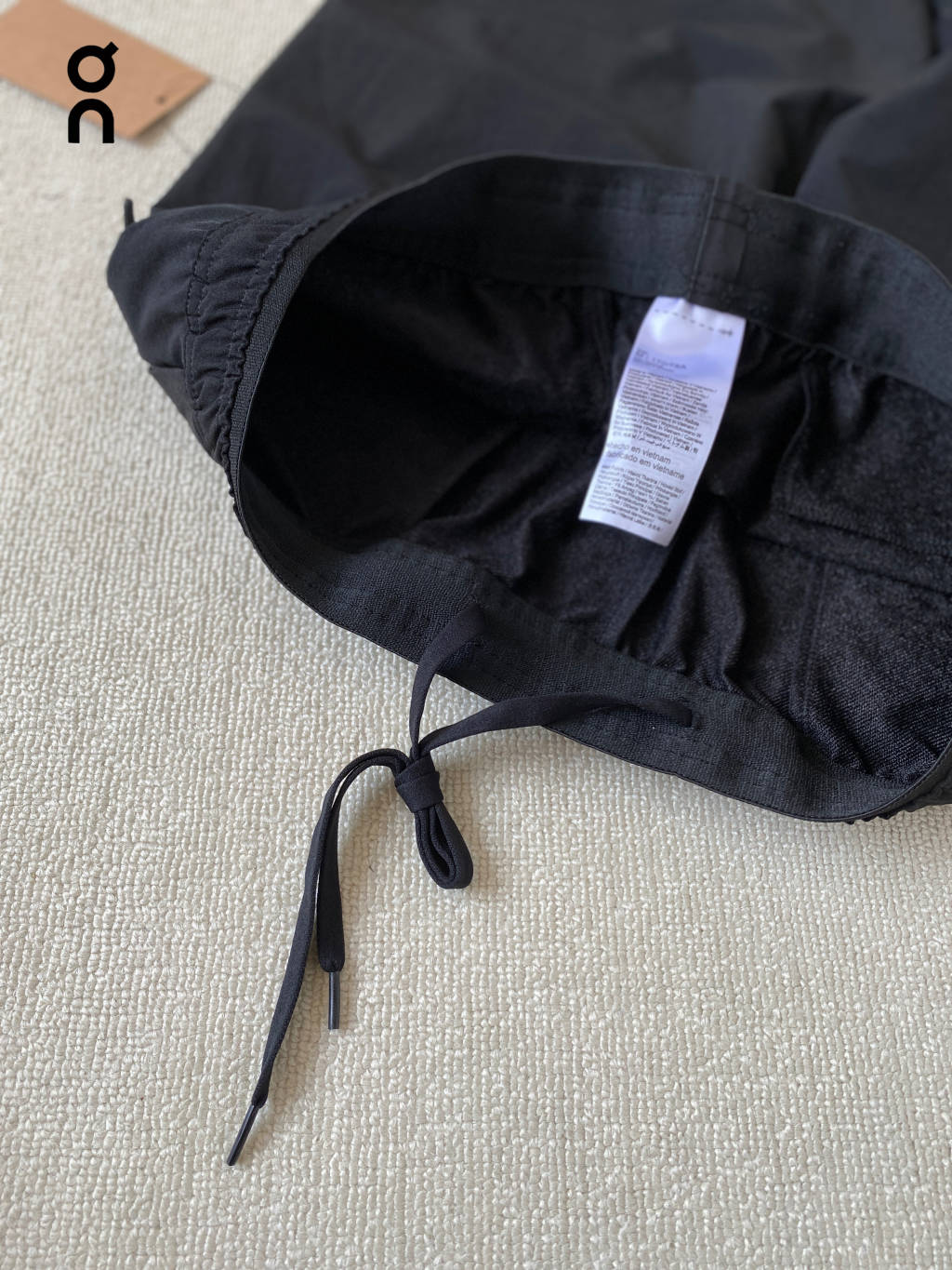 💰125
On昂跑All-Day Joggers 男子超轻量情侣运动长裤

面料使用登山尼舒适科技弹力微皱 ，专业高性能 260克 93的锦纶7的氨纶 

3D人工剪裁 合身显瘦细节介绍 ，弹力内里平腰口 提升舒适度又可自由调节拉伸，两侧口袋配有压胶1.5公分 无缝压胶 无线头 极简高级 ，隐藏式口袋带拉链安全置物，裤脚抽绳 刺绣锁孔 多样式穿搭 ，所有细节拉满 

⭐All-day系列长裤—极简、经典、多用途。
✔四面回弹，全方位高延展性
☀3D人工剪裁，合身显瘦
✔深蹲、跨步、跳跃伸展自如
✌日常穿搭旅行也瞬间提升level
官网男女同款在售 女生尺码拍小 
M裤长98 臀围98 腰围74脚口16.5建议体重m90-110斤左右
L裤长100臀围102腰围78脚口17建议体重110-130斤左右
Xl裤长102臀围106腰围82脚口17.5建议体重130-150斤
2Xl裤长104臀围110腰围86脚口18建议体重150-170斤左右
3x裤长106臀围114腰围90脚口18.5建议体重170-195斤左右