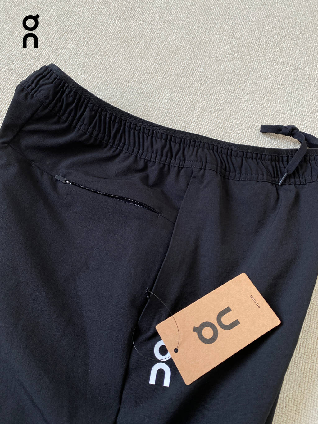 💰125
On昂跑All-Day Joggers 男子超轻量情侣运动长裤

面料使用登山尼舒适科技弹力微皱 ，专业高性能 260克 93的锦纶7的氨纶 

3D人工剪裁 合身显瘦细节介绍 ，弹力内里平腰口 提升舒适度又可自由调节拉伸，两侧口袋配有压胶1.5公分 无缝压胶 无线头 极简高级 ，隐藏式口袋带拉链安全置物，裤脚抽绳 刺绣锁孔 多样式穿搭 ，所有细节拉满 

⭐All-day系列长裤—极简、经典、多用途。
✔四面回弹，全方位高延展性
☀3D人工剪裁，合身显瘦
✔深蹲、跨步、跳跃伸展自如
✌日常穿搭旅行也瞬间提升level
官网男女同款在售 女生尺码拍小 
M裤长98 臀围98 腰围74脚口16.5建议体重m90-110斤左右
L裤长100臀围102腰围78脚口17建议体重110-130斤左右
Xl裤长102臀围106腰围82脚口17.5建议体重130-150斤
2Xl裤长104臀围110腰围86脚口18建议体重150-170斤左右
3x裤长106臀围114腰围90脚口18.5建议体重170-195斤左右