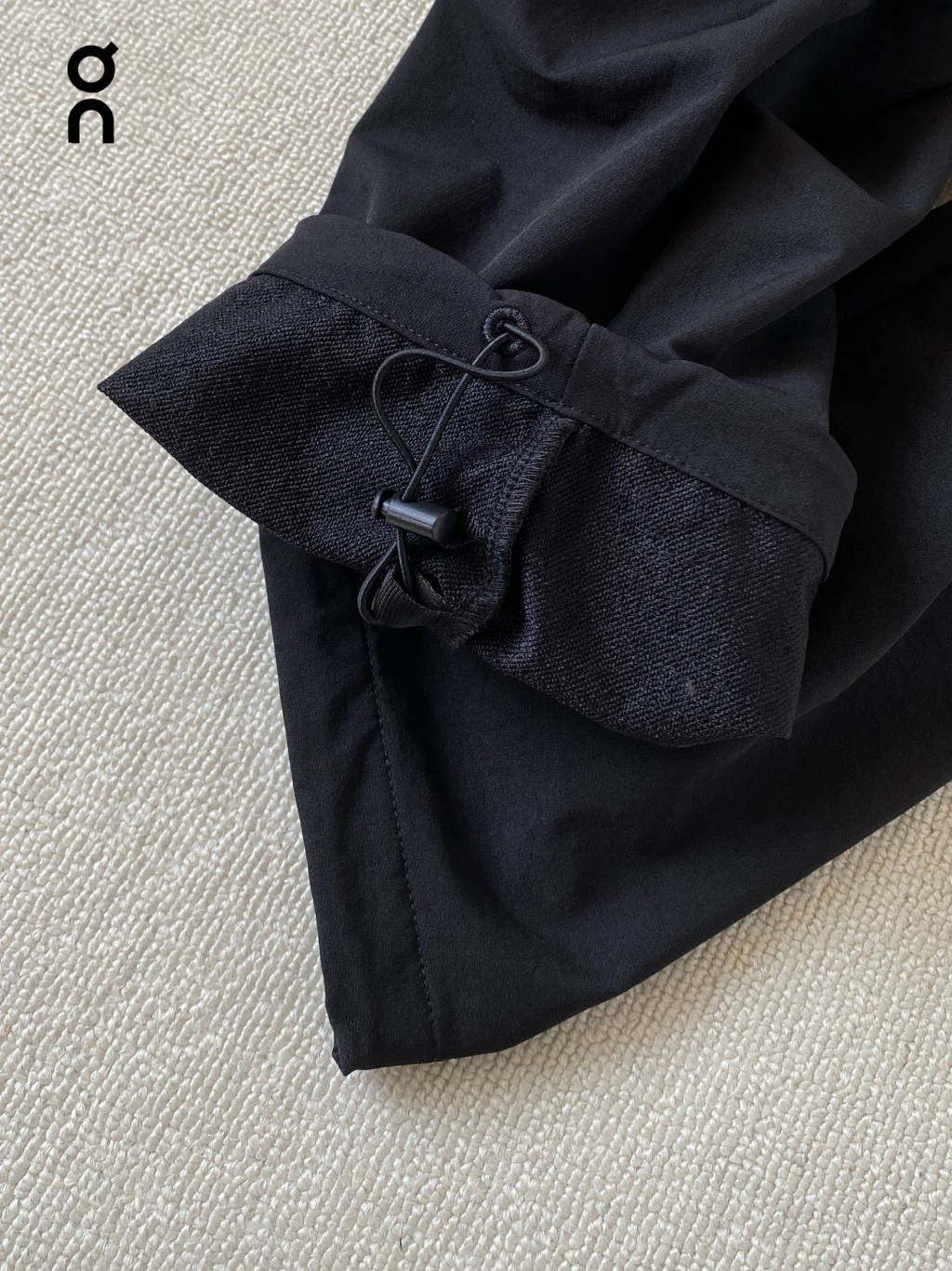 💰125
On昂跑All-Day Joggers 男子超轻量情侣运动长裤

面料使用登山尼舒适科技弹力微皱 ，专业高性能 260克 93的锦纶7的氨纶 

3D人工剪裁 合身显瘦细节介绍 ，弹力内里平腰口 提升舒适度又可自由调节拉伸，两侧口袋配有压胶1.5公分 无缝压胶 无线头 极简高级 ，隐藏式口袋带拉链安全置物，裤脚抽绳 刺绣锁孔 多样式穿搭 ，所有细节拉满 

⭐All-day系列长裤—极简、经典、多用途。
✔四面回弹，全方位高延展性
☀3D人工剪裁，合身显瘦
✔深蹲、跨步、跳跃伸展自如
✌日常穿搭旅行也瞬间提升level
官网男女同款在售 女生尺码拍小 
M裤长98 臀围98 腰围74脚口16.5建议体重m90-110斤左右
L裤长100臀围102腰围78脚口17建议体重110-130斤左右
Xl裤长102臀围106腰围82脚口17.5建议体重130-150斤
2Xl裤长104臀围110腰围86脚口18建议体重150-170斤左右
3x裤长106臀围114腰围90脚口18.5建议体重170-195斤左右