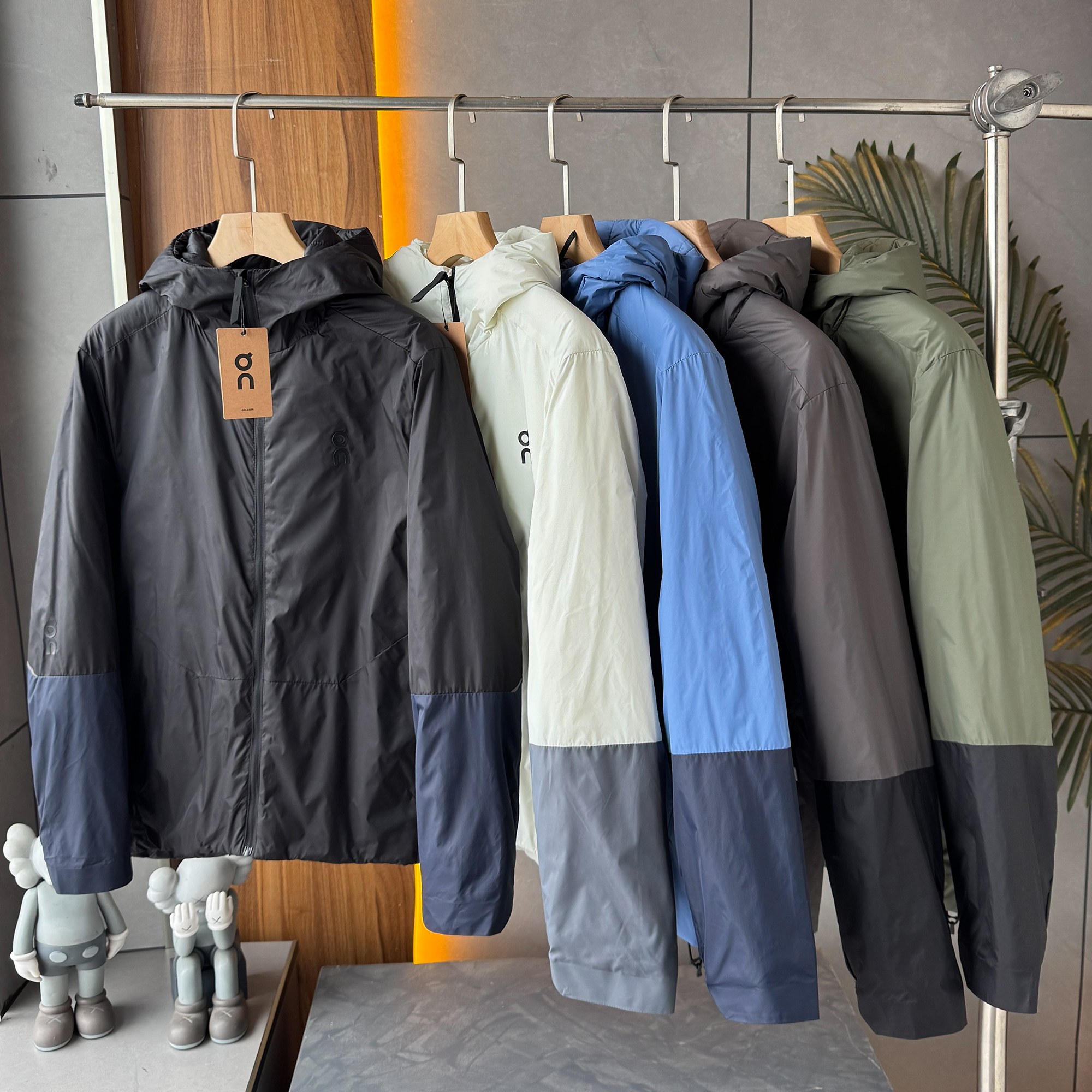 175💰On昂跑保暖棉服轻量户外 ,轻盈质感的设计理念,官网在售2290+,保暖层采用一片式薄棉 ,轻量不闷热 ,外层网格30D防水涂层 冬季防风的同时也可以应急防雨
细节讲解 ,袖口处配有3公分压胶 防风半马蹄设计,袖子弯刀剪裁两处都带走10公分长条3D反光
帽子加宽5公分压胶充棉 ,立体有型 ,外两侧都是配备阴影拉链口袋 ,内里也带有便携内置口袋, 整个衣身全是袖口拼接设计 ,打破常规 ,既简约又带有特点 ,独家限量发售
户外休闲系列 ,女生男生同款 可配情侣装 。
颜色:黑色,日食白,天空蓝,灰色,幽雾绿
尺码:S-3XL
s可穿85斤左右 3x可穿190斤左右
S衣长69 胸围102肩宽44.8袖长60建议体重80-90斤左右
M衣长71胸围106肩宽46袖长61.5建议体重90-110斤左右
L衣长73胸围111肩宽47.5袖长63建议体重110-130斤左右
Xl衣长75胸围116肩宽49袖长64.5建议体重130-150斤左右
2x衣长77胸围121肩宽50.5袖长65.5建议体重150-170斤左右
3x衣长78胸围126肩宽52袖长66.5建议体重170-190斤左右