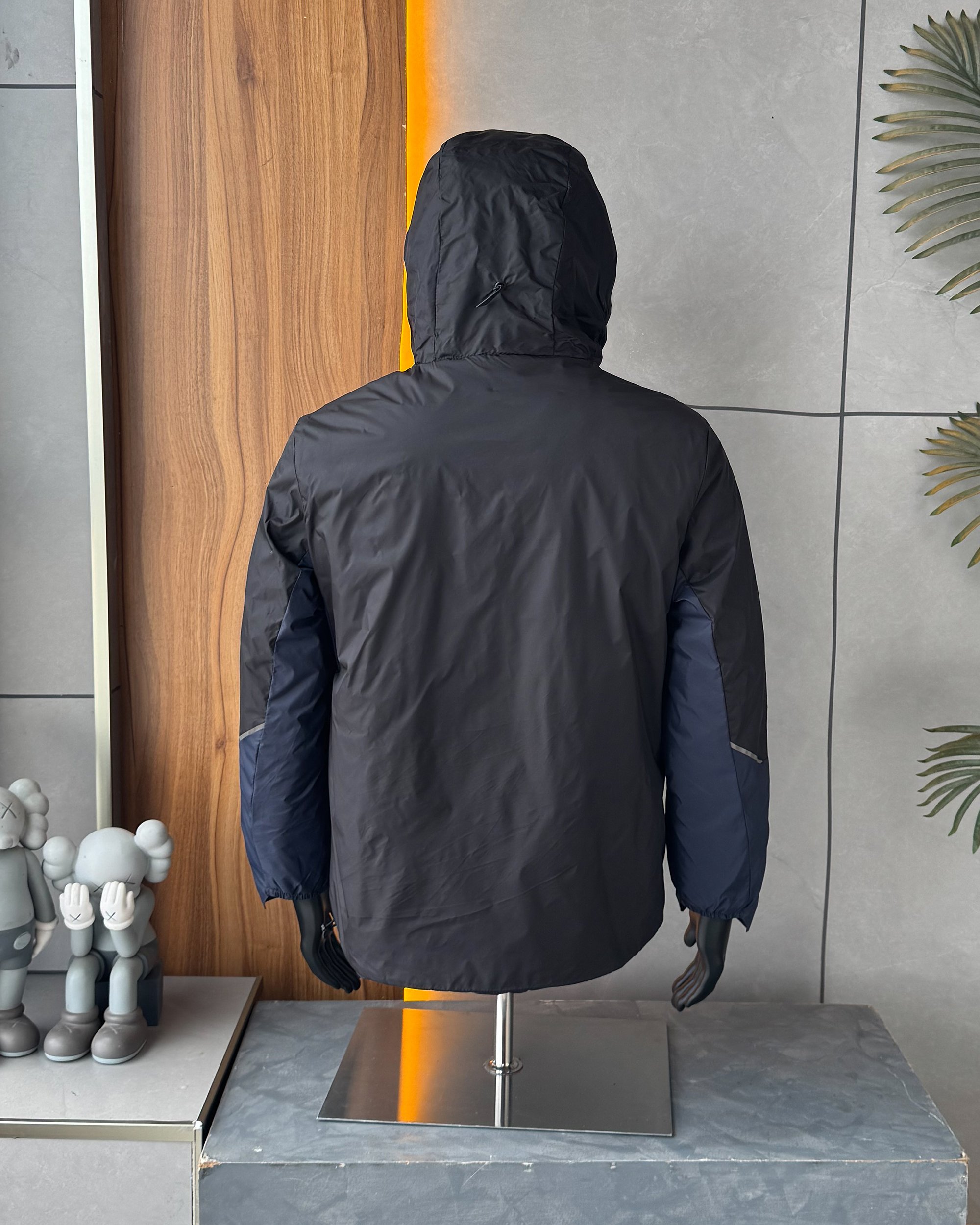 175💰On昂跑保暖棉服轻量户外 ,轻盈质感的设计理念,官网在售2290+,保暖层采用一片式薄棉 ,轻量不闷热 ,外层网格30D防水涂层 冬季防风的同时也可以应急防雨
细节讲解 ,袖口处配有3公分压胶 防风半马蹄设计,袖子弯刀剪裁两处都带走10公分长条3D反光
帽子加宽5公分压胶充棉 ,立体有型 ,外两侧都是配备阴影拉链口袋 ,内里也带有便携内置口袋, 整个衣身全是袖口拼接设计 ,打破常规 ,既简约又带有特点 ,独家限量发售
户外休闲系列 ,女生男生同款 可配情侣装 。
颜色:黑色,日食白,天空蓝,灰色,幽雾绿
尺码:S-3XL
s可穿85斤左右 3x可穿190斤左右
S衣长69 胸围102肩宽44.8袖长60建议体重80-90斤左右
M衣长71胸围106肩宽46袖长61.5建议体重90-110斤左右
L衣长73胸围111肩宽47.5袖长63建议体重110-130斤左右
Xl衣长75胸围116肩宽49袖长64.5建议体重130-150斤左右
2x衣长77胸围121肩宽50.5袖长65.5建议体重150-170斤左右
3x衣长78胸围126肩宽52袖长66.5建议体重170-190斤左右