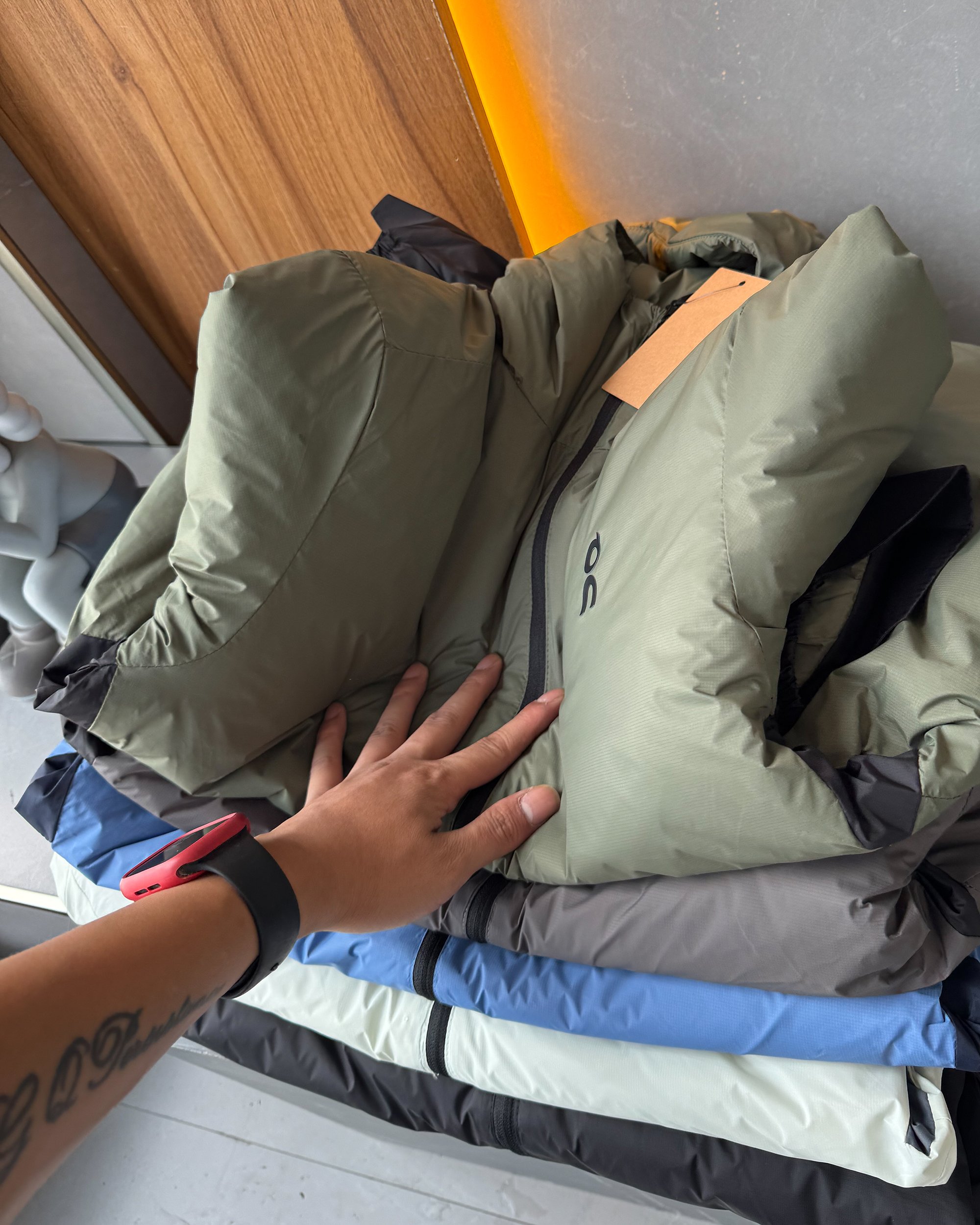 175💰On昂跑保暖棉服轻量户外 ,轻盈质感的设计理念,官网在售2290+,保暖层采用一片式薄棉 ,轻量不闷热 ,外层网格30D防水涂层 冬季防风的同时也可以应急防雨
细节讲解 ,袖口处配有3公分压胶 防风半马蹄设计,袖子弯刀剪裁两处都带走10公分长条3D反光
帽子加宽5公分压胶充棉 ,立体有型 ,外两侧都是配备阴影拉链口袋 ,内里也带有便携内置口袋, 整个衣身全是袖口拼接设计 ,打破常规 ,既简约又带有特点 ,独家限量发售
户外休闲系列 ,女生男生同款 可配情侣装 。
颜色:黑色,日食白,天空蓝,灰色,幽雾绿
尺码:S-3XL
s可穿85斤左右 3x可穿190斤左右
S衣长69 胸围102肩宽44.8袖长60建议体重80-90斤左右
M衣长71胸围106肩宽46袖长61.5建议体重90-110斤左右
L衣长73胸围111肩宽47.5袖长63建议体重110-130斤左右
Xl衣长75胸围116肩宽49袖长64.5建议体重130-150斤左右
2x衣长77胸围121肩宽50.5袖长65.5建议体重150-170斤左右
3x衣长78胸围126肩宽52袖长66.5建议体重170-190斤左右