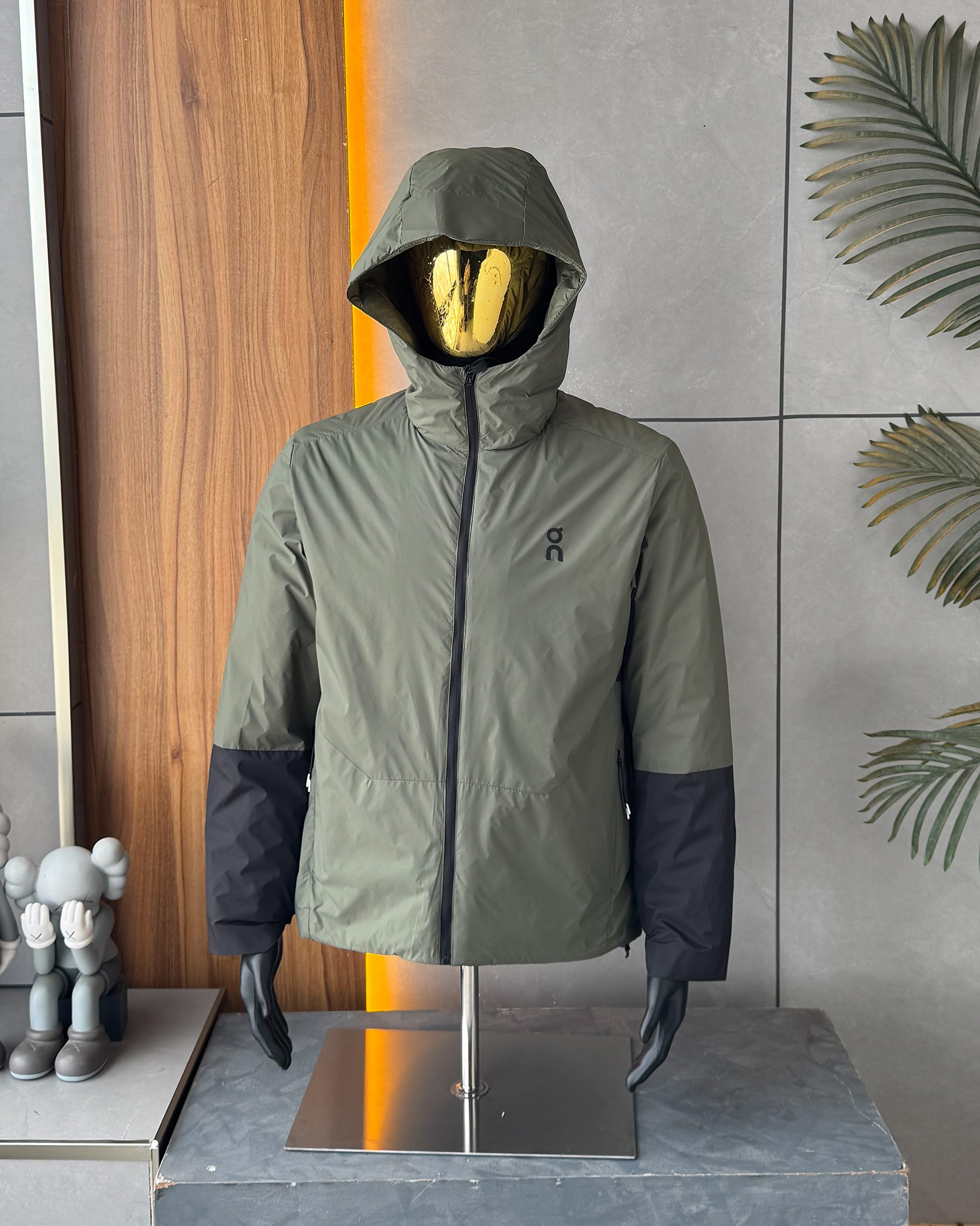 175💰On昂跑保暖棉服轻量户外 ,轻盈质感的设计理念,官网在售2290+,保暖层采用一片式薄棉 ,轻量不闷热 ,外层网格30D防水涂层 冬季防风的同时也可以应急防雨
细节讲解 ,袖口处配有3公分压胶 防风半马蹄设计,袖子弯刀剪裁两处都带走10公分长条3D反光
帽子加宽5公分压胶充棉 ,立体有型 ,外两侧都是配备阴影拉链口袋 ,内里也带有便携内置口袋, 整个衣身全是袖口拼接设计 ,打破常规 ,既简约又带有特点 ,独家限量发售
户外休闲系列 ,女生男生同款 可配情侣装 。
颜色:黑色,日食白,天空蓝,灰色,幽雾绿
尺码:S-3XL
s可穿85斤左右 3x可穿190斤左右
S衣长69 胸围102肩宽44.8袖长60建议体重80-90斤左右
M衣长71胸围106肩宽46袖长61.5建议体重90-110斤左右
L衣长73胸围111肩宽47.5袖长63建议体重110-130斤左右
Xl衣长75胸围116肩宽49袖长64.5建议体重130-150斤左右
2x衣长77胸围121肩宽50.5袖长65.5建议体重150-170斤左右
3x衣长78胸围126肩宽52袖长66.5建议体重170-190斤左右