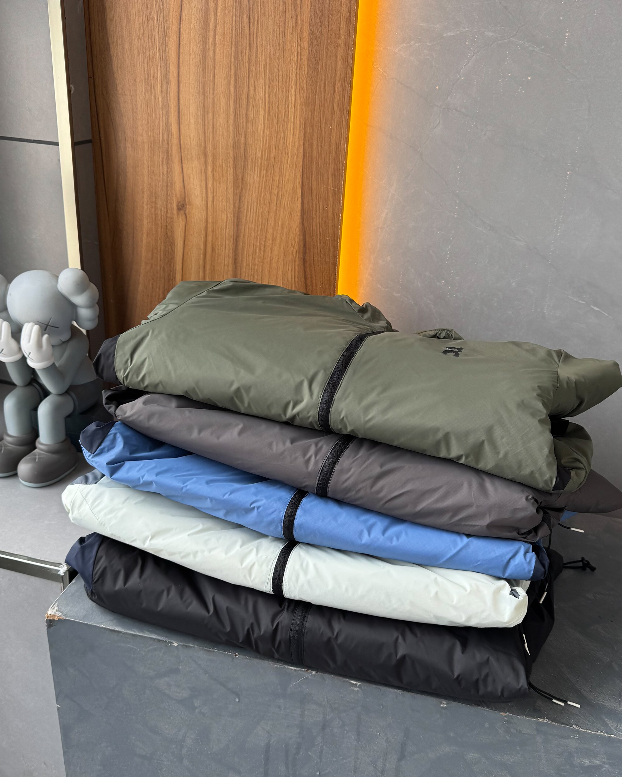 175💰On昂跑保暖棉服轻量户外 ,轻盈质感的设计理念,官网在售2290+,保暖层采用一片式薄棉 ,轻量不闷热 ,外层网格30D防水涂层 冬季防风的同时也可以应急防雨
细节讲解 ,袖口处配有3公分压胶 防风半马蹄设计,袖子弯刀剪裁两处都带走10公分长条3D反光
帽子加宽5公分压胶充棉 ,立体有型 ,外两侧都是配备阴影拉链口袋 ,内里也带有便携内置口袋, 整个衣身全是袖口拼接设计 ,打破常规 ,既简约又带有特点 ,独家限量发售
户外休闲系列 ,女生男生同款 可配情侣装 。
颜色:黑色,日食白,天空蓝,灰色,幽雾绿
尺码:S-3XL
s可穿85斤左右 3x可穿190斤左右
S衣长69 胸围102肩宽44.8袖长60建议体重80-90斤左右
M衣长71胸围106肩宽46袖长61.5建议体重90-110斤左右
L衣长73胸围111肩宽47.5袖长63建议体重110-130斤左右
Xl衣长75胸围116肩宽49袖长64.5建议体重130-150斤左右
2x衣长77胸围121肩宽50.5袖长65.5建议体重150-170斤左右
3x衣长78胸围126肩宽52袖长66.5建议体重170-190斤左右