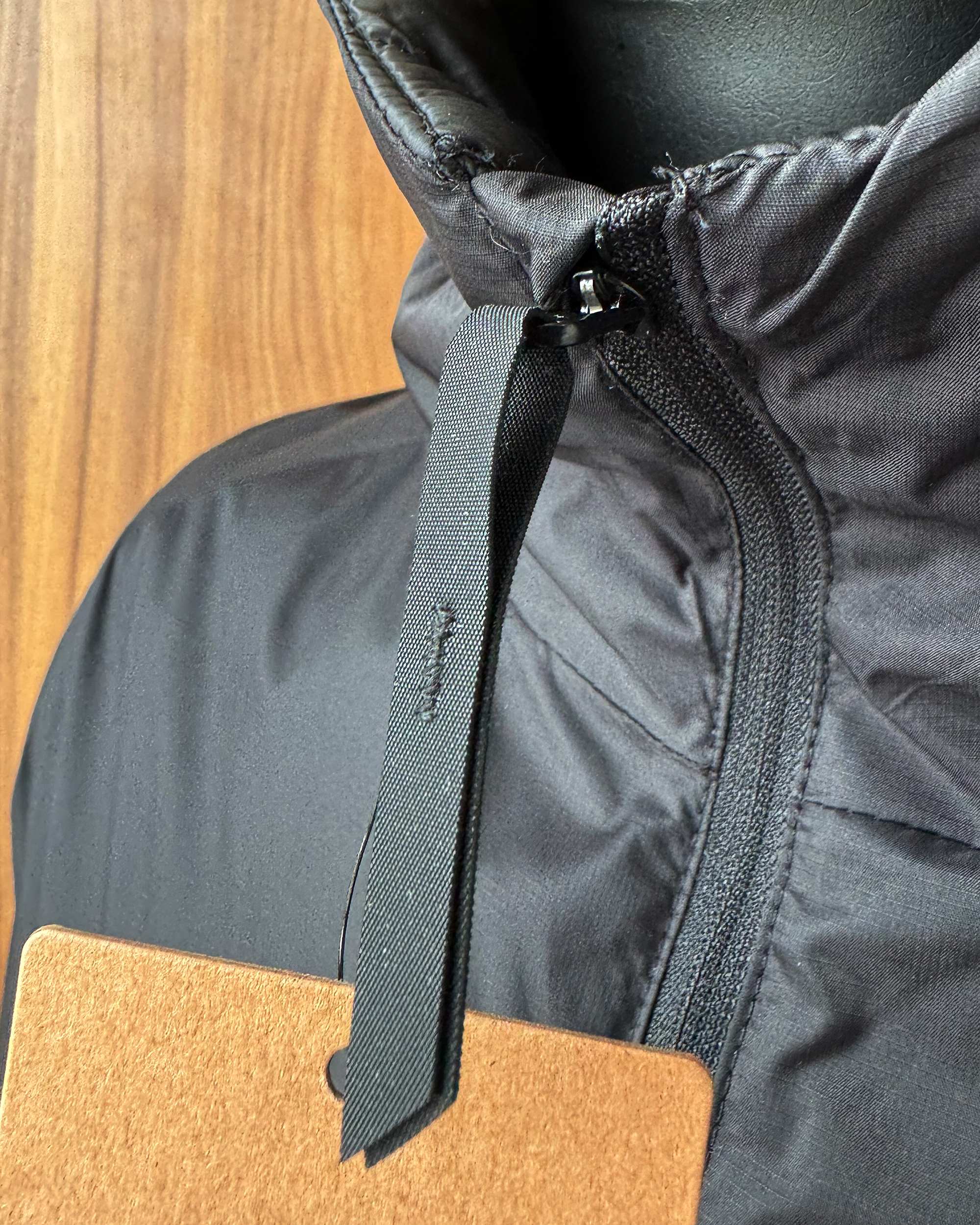 175💰On昂跑保暖棉服轻量户外 ,轻盈质感的设计理念,官网在售2290+,保暖层采用一片式薄棉 ,轻量不闷热 ,外层网格30D防水涂层 冬季防风的同时也可以应急防雨
细节讲解 ,袖口处配有3公分压胶 防风半马蹄设计,袖子弯刀剪裁两处都带走10公分长条3D反光
帽子加宽5公分压胶充棉 ,立体有型 ,外两侧都是配备阴影拉链口袋 ,内里也带有便携内置口袋, 整个衣身全是袖口拼接设计 ,打破常规 ,既简约又带有特点 ,独家限量发售
户外休闲系列 ,女生男生同款 可配情侣装 。
颜色:黑色,日食白,天空蓝,灰色,幽雾绿
尺码:S-3XL
s可穿85斤左右 3x可穿190斤左右
S衣长69 胸围102肩宽44.8袖长60建议体重80-90斤左右
M衣长71胸围106肩宽46袖长61.5建议体重90-110斤左右
L衣长73胸围111肩宽47.5袖长63建议体重110-130斤左右
Xl衣长75胸围116肩宽49袖长64.5建议体重130-150斤左右
2x衣长77胸围121肩宽50.5袖长65.5建议体重150-170斤左右
3x衣长78胸围126肩宽52袖长66.5建议体重170-190斤左右