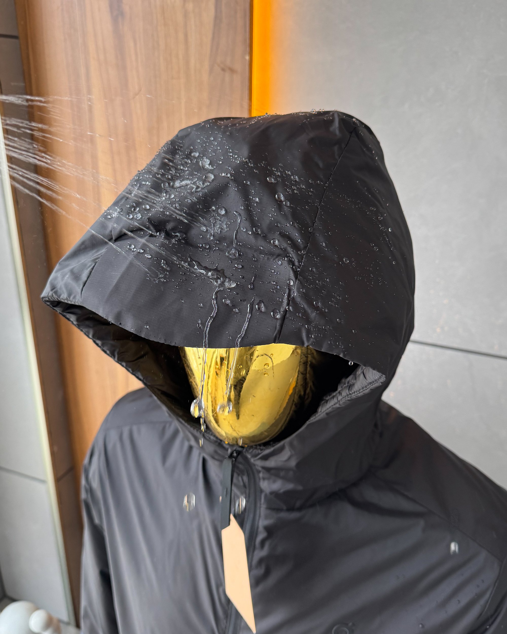 175💰On昂跑保暖棉服轻量户外 ,轻盈质感的设计理念,官网在售2290+,保暖层采用一片式薄棉 ,轻量不闷热 ,外层网格30D防水涂层 冬季防风的同时也可以应急防雨
细节讲解 ,袖口处配有3公分压胶 防风半马蹄设计,袖子弯刀剪裁两处都带走10公分长条3D反光
帽子加宽5公分压胶充棉 ,立体有型 ,外两侧都是配备阴影拉链口袋 ,内里也带有便携内置口袋, 整个衣身全是袖口拼接设计 ,打破常规 ,既简约又带有特点 ,独家限量发售
户外休闲系列 ,女生男生同款 可配情侣装 。
颜色:黑色,日食白,天空蓝,灰色,幽雾绿
尺码:S-3XL
s可穿85斤左右 3x可穿190斤左右
S衣长69 胸围102肩宽44.8袖长60建议体重80-90斤左右
M衣长71胸围106肩宽46袖长61.5建议体重90-110斤左右
L衣长73胸围111肩宽47.5袖长63建议体重110-130斤左右
Xl衣长75胸围116肩宽49袖长64.5建议体重130-150斤左右
2x衣长77胸围121肩宽50.5袖长65.5建议体重150-170斤左右
3x衣长78胸围126肩宽52袖长66.5建议体重170-190斤左右