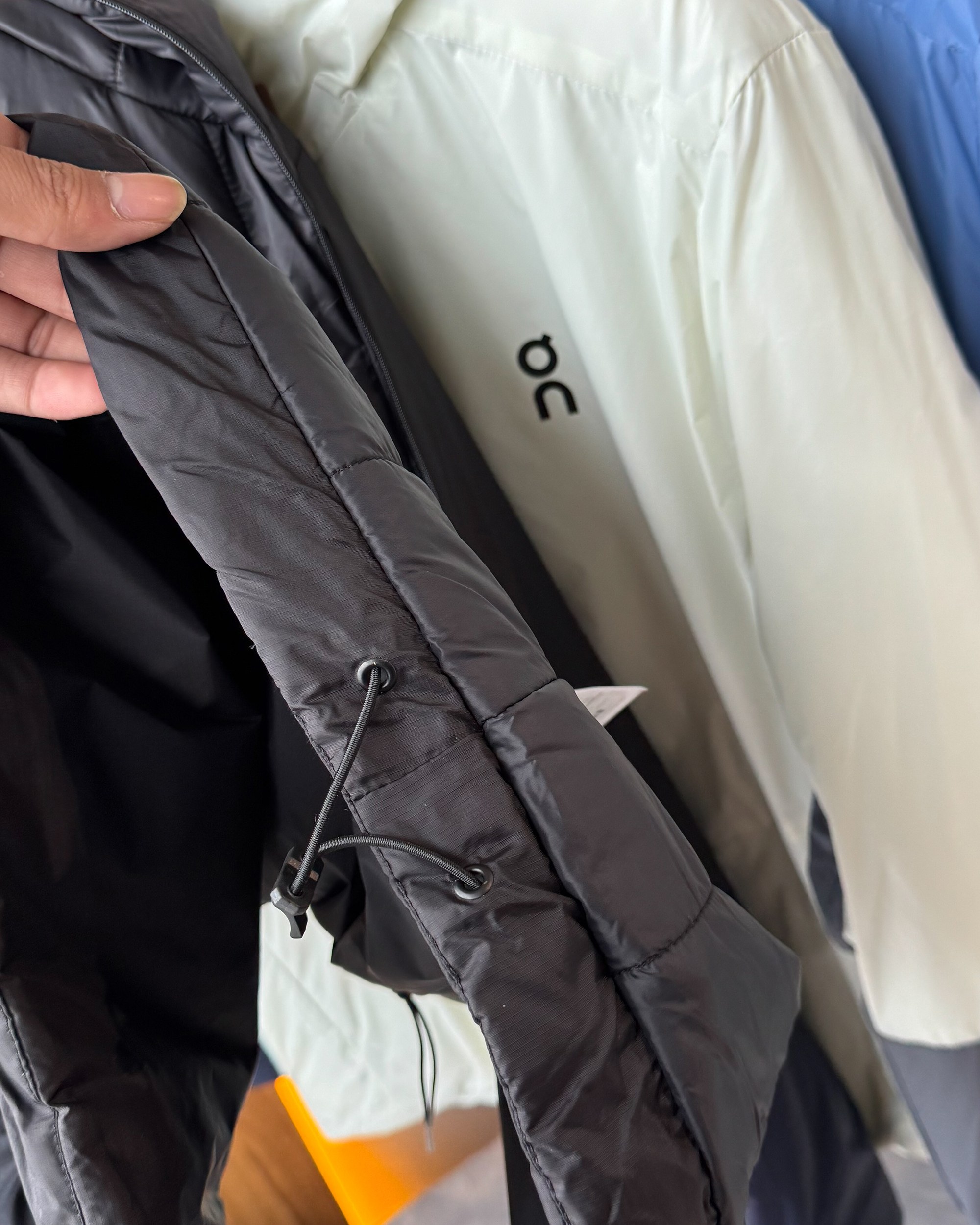 175💰On昂跑保暖棉服轻量户外 ,轻盈质感的设计理念,官网在售2290+,保暖层采用一片式薄棉 ,轻量不闷热 ,外层网格30D防水涂层 冬季防风的同时也可以应急防雨
细节讲解 ,袖口处配有3公分压胶 防风半马蹄设计,袖子弯刀剪裁两处都带走10公分长条3D反光
帽子加宽5公分压胶充棉 ,立体有型 ,外两侧都是配备阴影拉链口袋 ,内里也带有便携内置口袋, 整个衣身全是袖口拼接设计 ,打破常规 ,既简约又带有特点 ,独家限量发售
户外休闲系列 ,女生男生同款 可配情侣装 。
颜色:黑色,日食白,天空蓝,灰色,幽雾绿
尺码:S-3XL
s可穿85斤左右 3x可穿190斤左右
S衣长69 胸围102肩宽44.8袖长60建议体重80-90斤左右
M衣长71胸围106肩宽46袖长61.5建议体重90-110斤左右
L衣长73胸围111肩宽47.5袖长63建议体重110-130斤左右
Xl衣长75胸围116肩宽49袖长64.5建议体重130-150斤左右
2x衣长77胸围121肩宽50.5袖长65.5建议体重150-170斤左右
3x衣长78胸围126肩宽52袖长66.5建议体重170-190斤左右