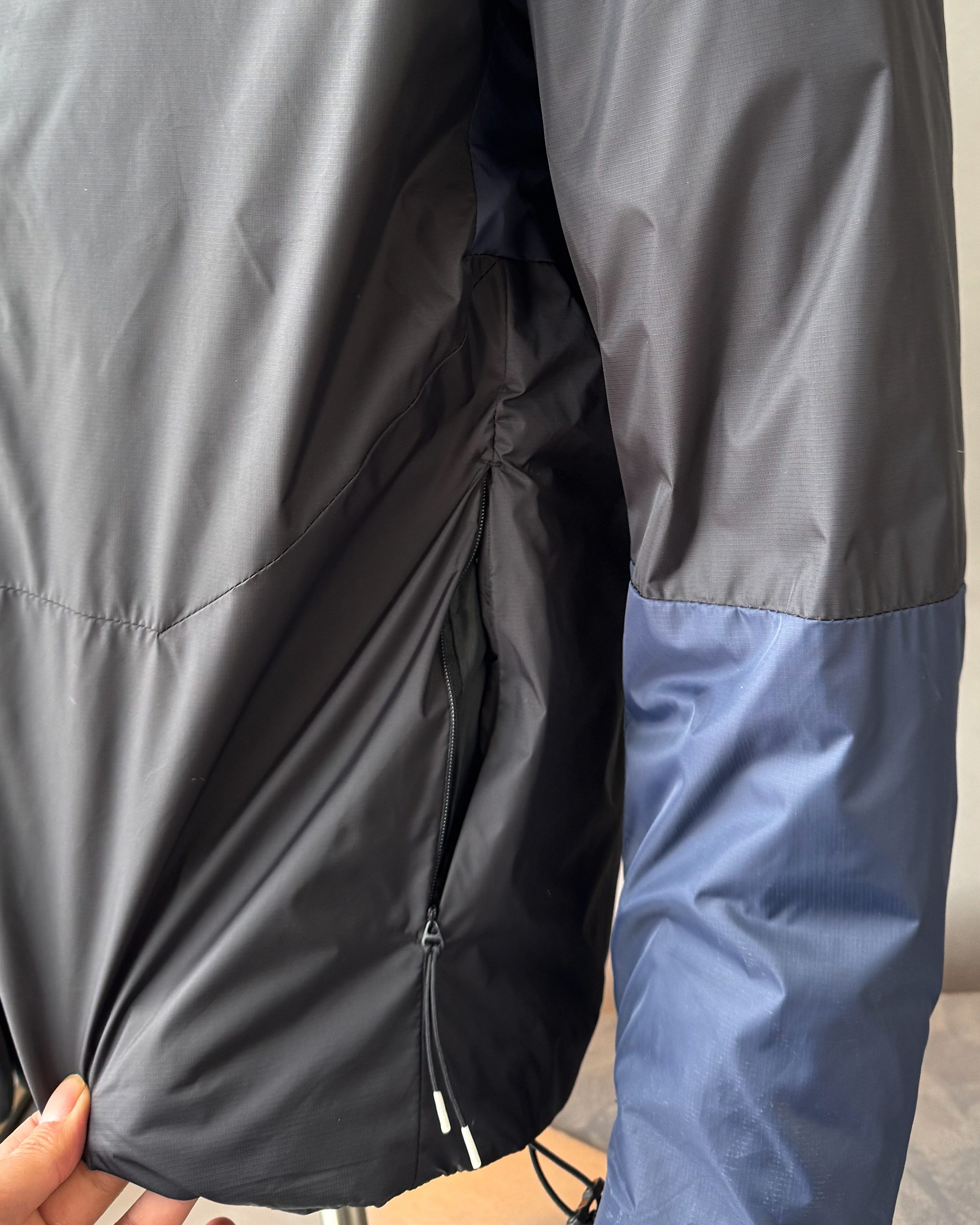 175💰On昂跑保暖棉服轻量户外 ,轻盈质感的设计理念,官网在售2290+,保暖层采用一片式薄棉 ,轻量不闷热 ,外层网格30D防水涂层 冬季防风的同时也可以应急防雨
细节讲解 ,袖口处配有3公分压胶 防风半马蹄设计,袖子弯刀剪裁两处都带走10公分长条3D反光
帽子加宽5公分压胶充棉 ,立体有型 ,外两侧都是配备阴影拉链口袋 ,内里也带有便携内置口袋, 整个衣身全是袖口拼接设计 ,打破常规 ,既简约又带有特点 ,独家限量发售
户外休闲系列 ,女生男生同款 可配情侣装 。
颜色:黑色,日食白,天空蓝,灰色,幽雾绿
尺码:S-3XL
s可穿85斤左右 3x可穿190斤左右
S衣长69 胸围102肩宽44.8袖长60建议体重80-90斤左右
M衣长71胸围106肩宽46袖长61.5建议体重90-110斤左右
L衣长73胸围111肩宽47.5袖长63建议体重110-130斤左右
Xl衣长75胸围116肩宽49袖长64.5建议体重130-150斤左右
2x衣长77胸围121肩宽50.5袖长65.5建议体重150-170斤左右
3x衣长78胸围126肩宽52袖长66.5建议体重170-190斤左右